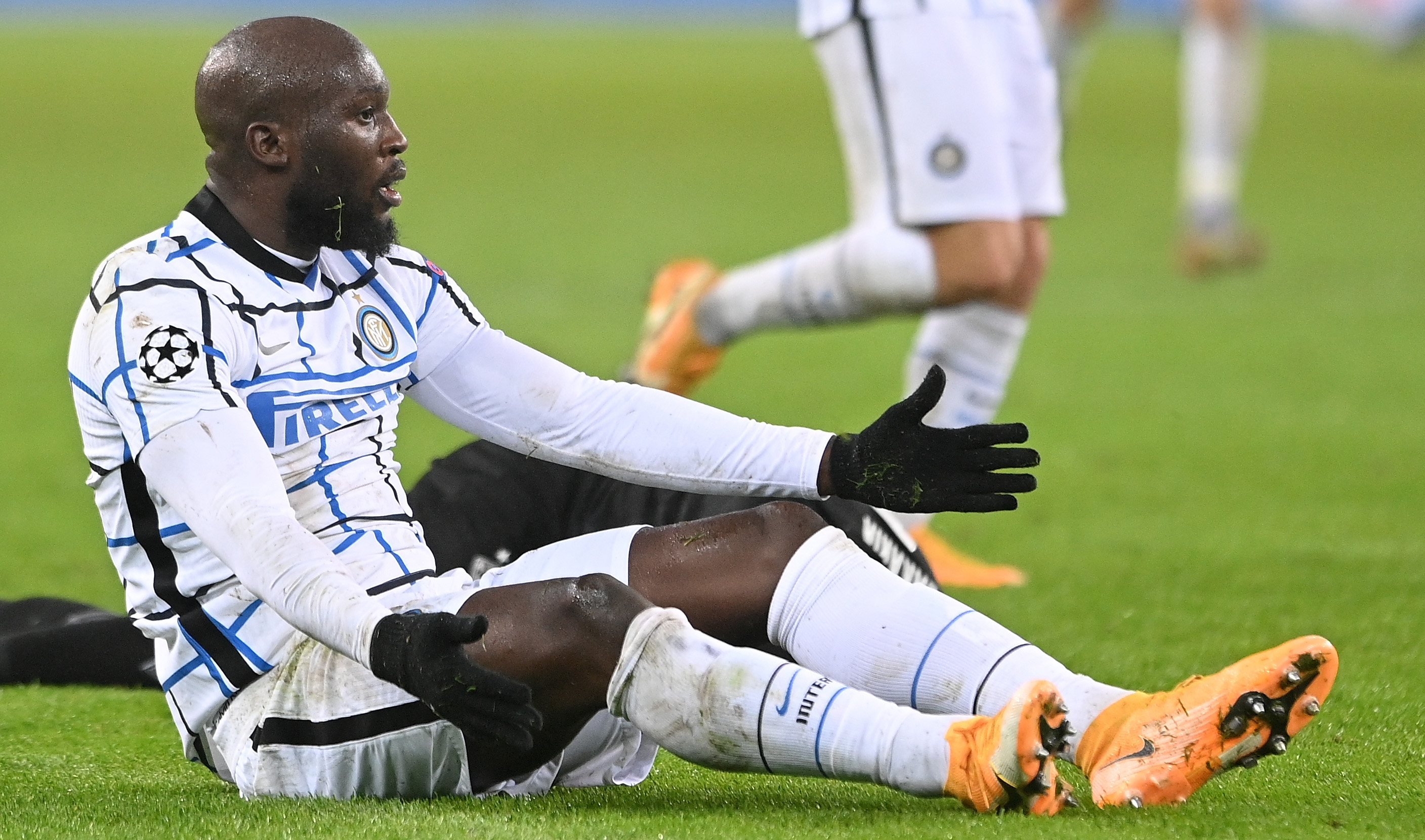 epa08856126 Inter?s Romelu Lukaku reacts during the UEFA Champions League group B soccer match between Borussia Moenchengladbach and Inter Milan in Moenchengladbach, Germany, 01 December 2020.  EPA-EFE/Sascha Steinbach