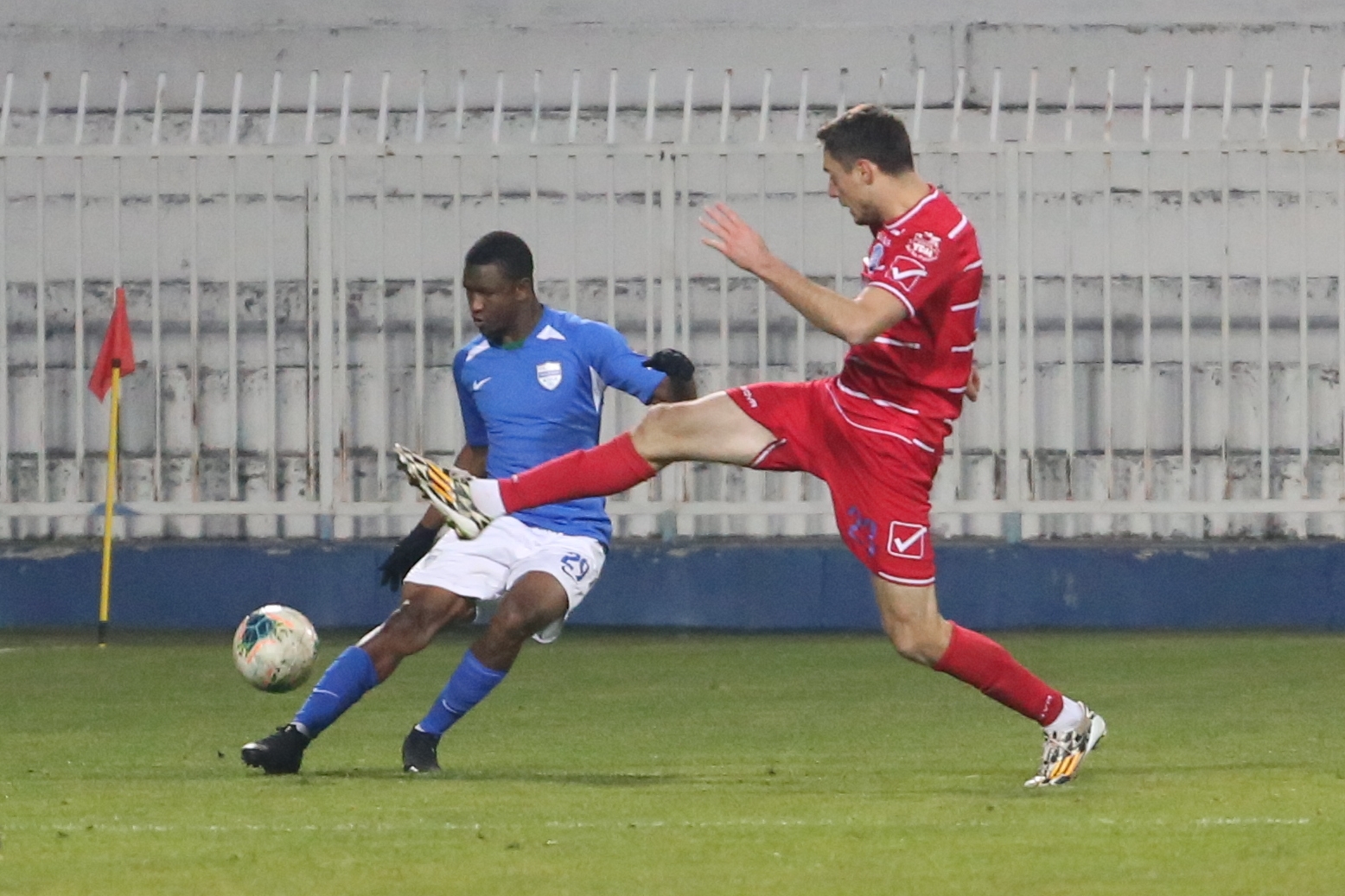 Fudbal Linglong Super League Season 2020-2021
FK Novi Pazar vs FK Backa Backa Palanka
Abdoulaye Cisse (L) Nikola Zakula (R)
Novi Pazar City Stadium 29.11.2020.
foto: photo ©