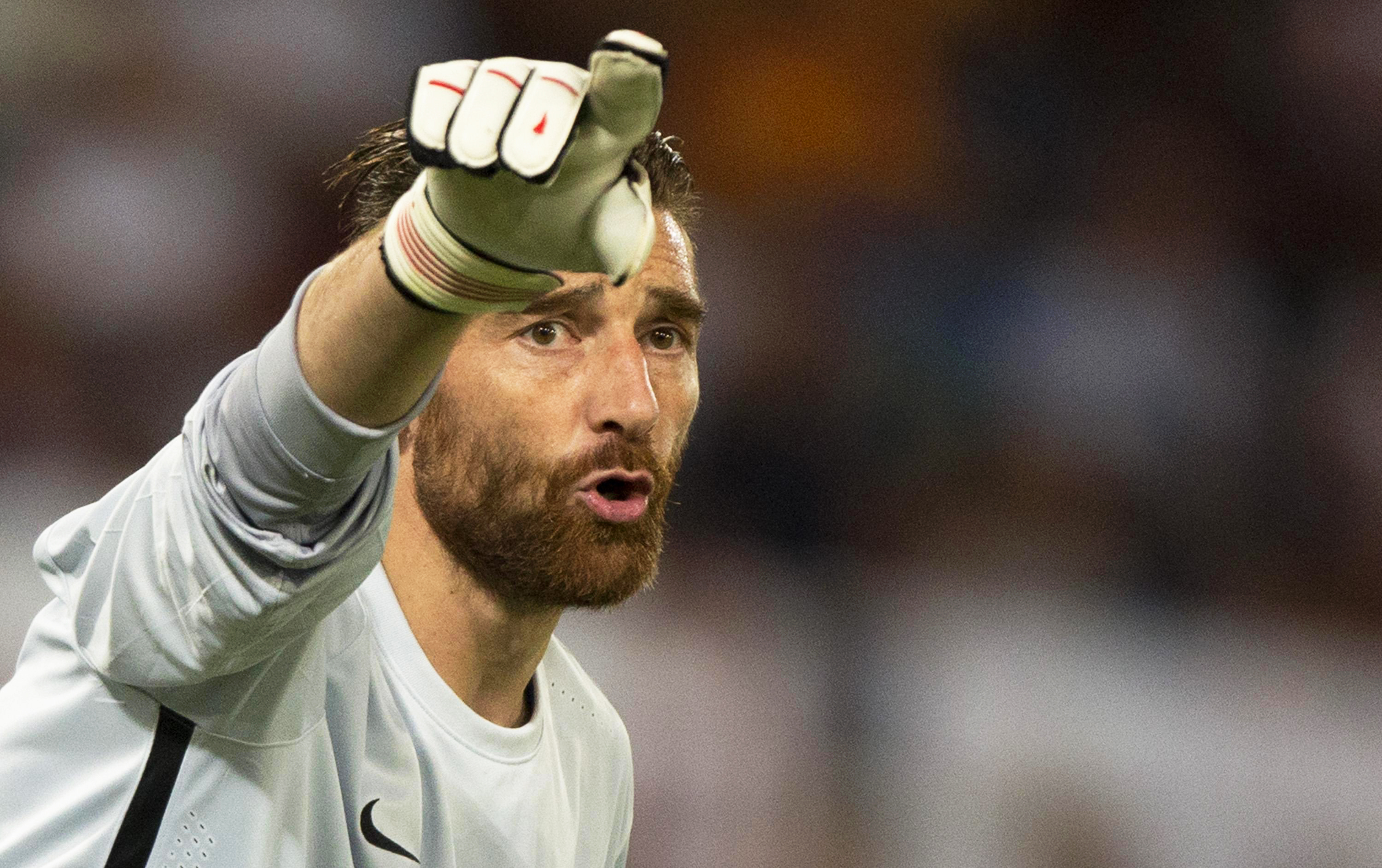 epa04934049 Roma's goalkeeper Morgan De Sanctis gestures during the UEFA Champions League group E soccer match between AS Roma and FC Barcelona at Olimpico stadium in Rome, Italy, 16 September 2015. The match ended 1-1.  EPA/CLAUDIO PERI