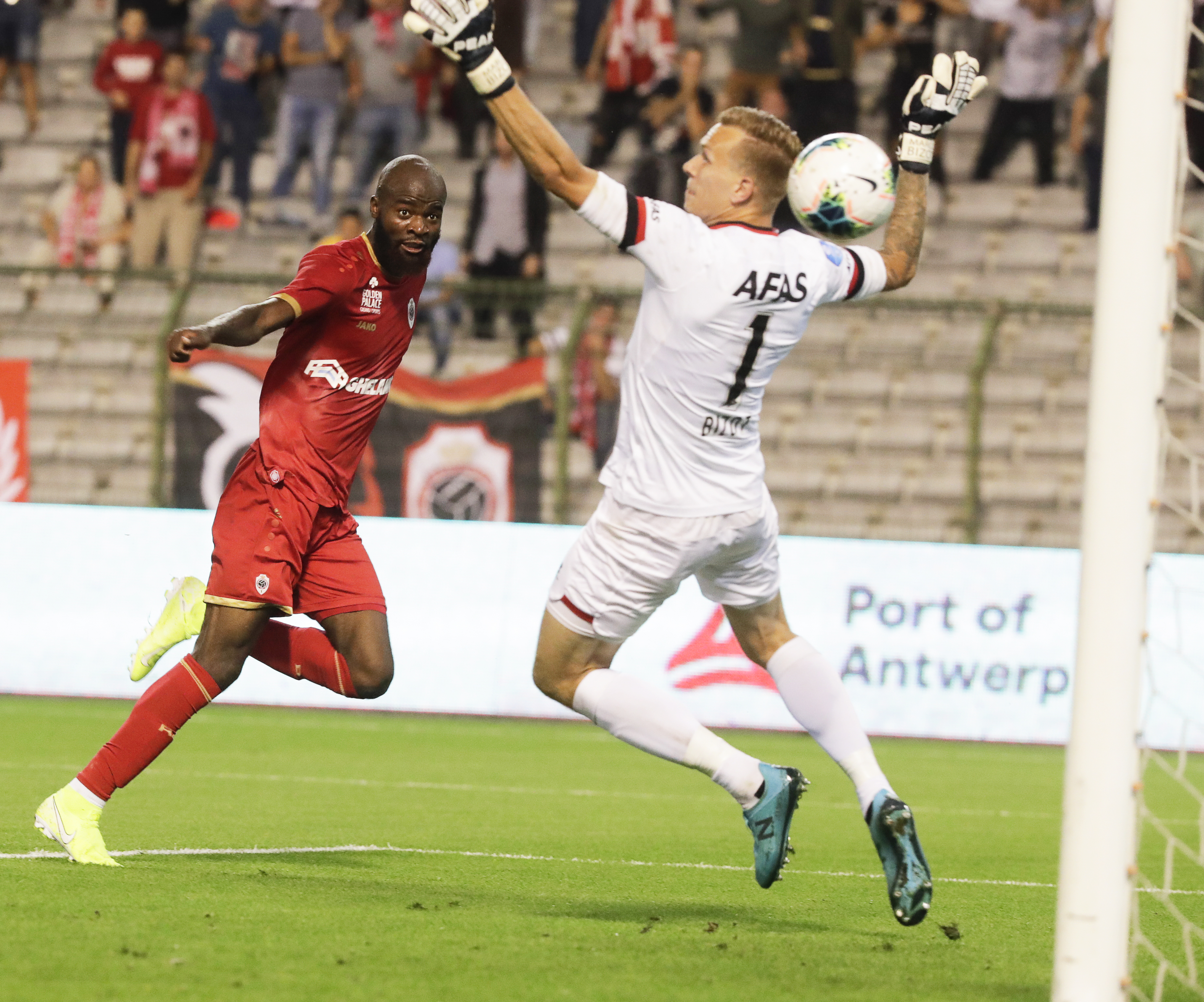 epa07802499 Antwerp's Didier Lamkel Ze (L) scores the 1-0 lead during the UEFA Europa League playoff, second leg soccer match between Royal Antwerp FC and AZ Alkmaar at King Baudouin Stadium in Brussels, Belgium, 29 August 2019.  EPA-EFE/OLIVIER HOSLET