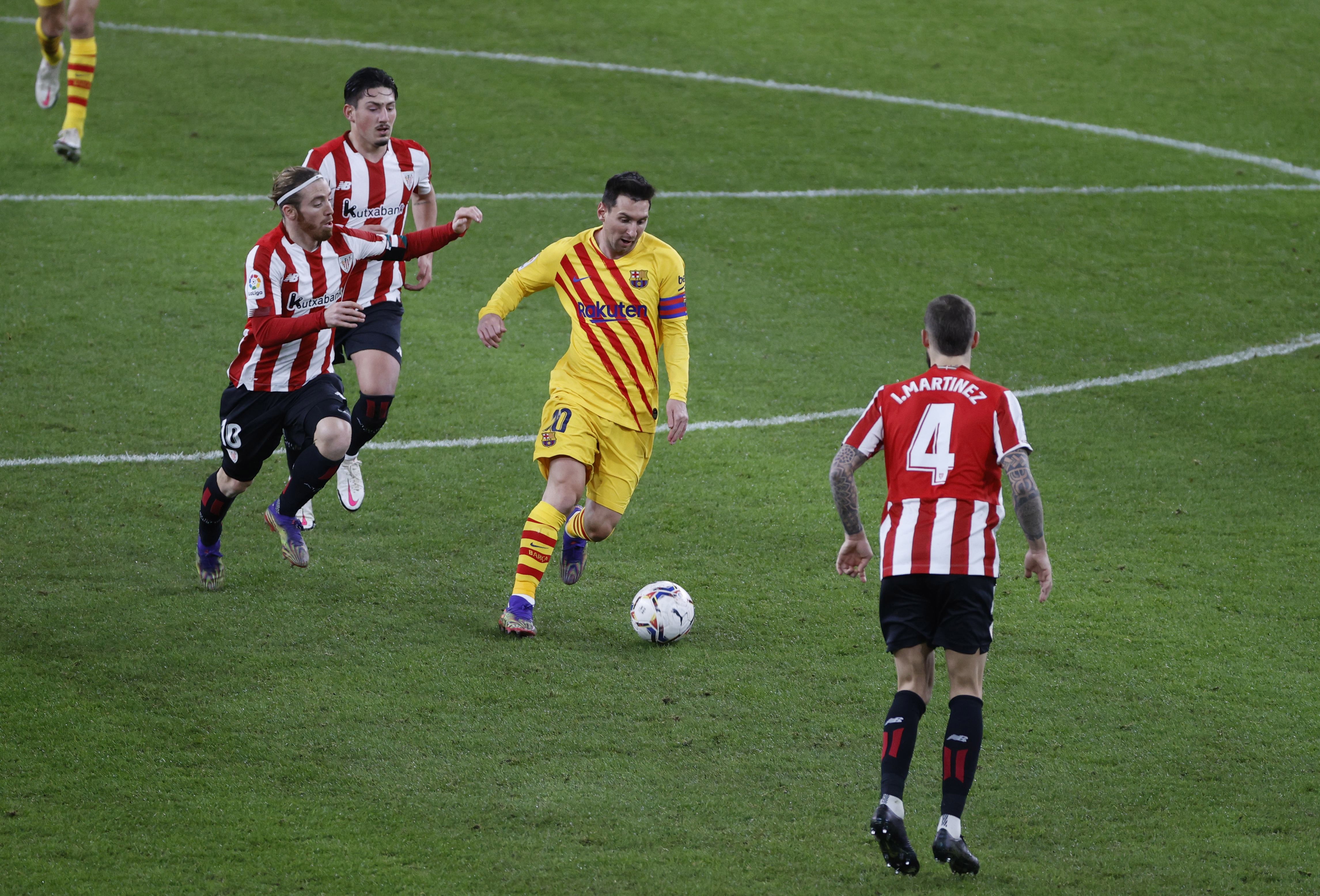 epa08923505 FC Barcelona's striker Leo Messi (C) in action during the Spanish LaLiga soccer match between Athletic Bilbao and FC Barcelona held at San Mames stadium, in Bilbao, northern Spain, 06 January 2021.  EPA-EFE/Luis Tejido