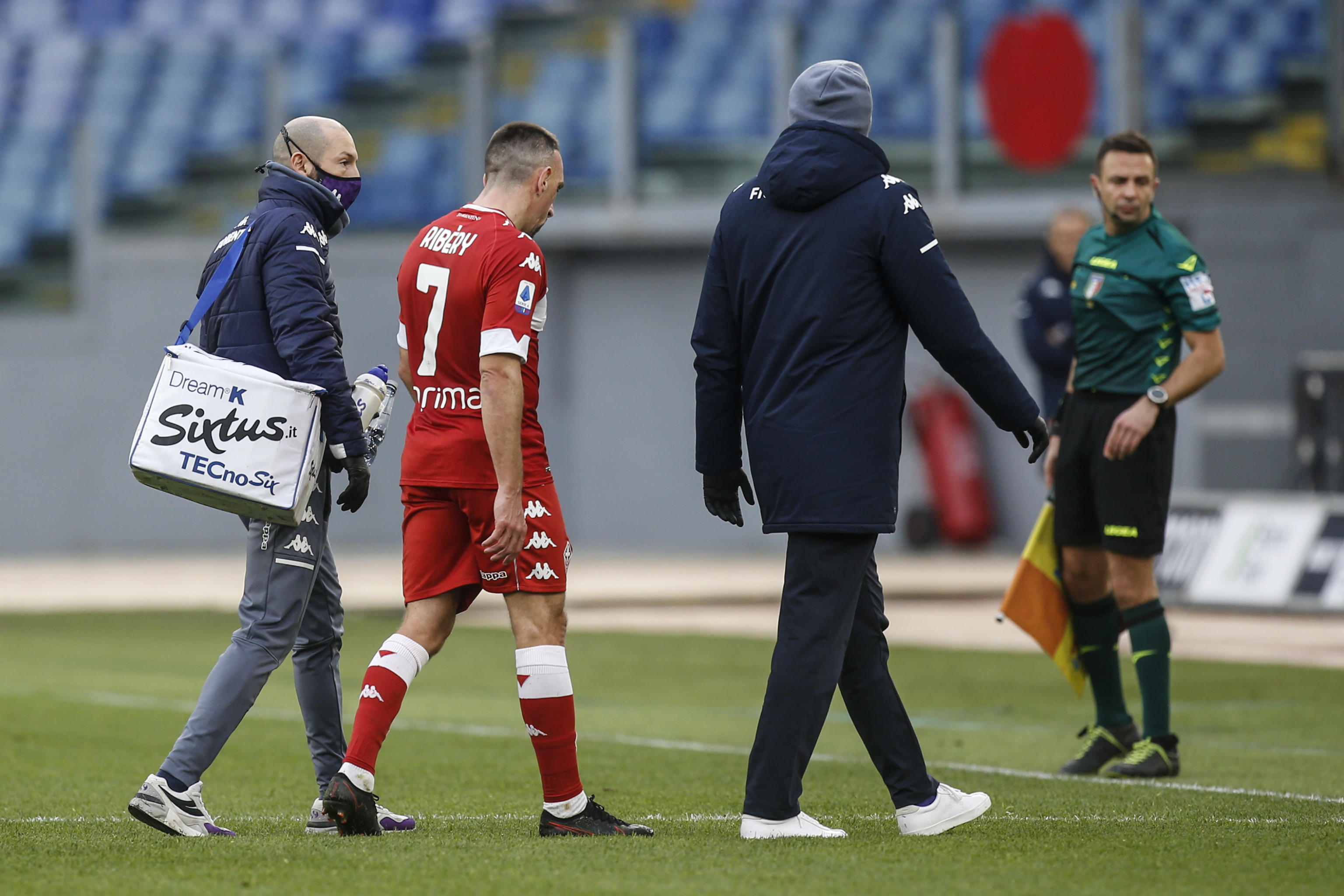 epa08922454 Fiorentina's Franck Ribery leaves the pitch after suffering an injury during the Italian Serie A soccer match between SS Lazio and ACF Fiorentina at the Olimpico stadium in Rome, Italy, 06 Jannuary 2021.  EPA-EFE/FABIO FRUSTACI