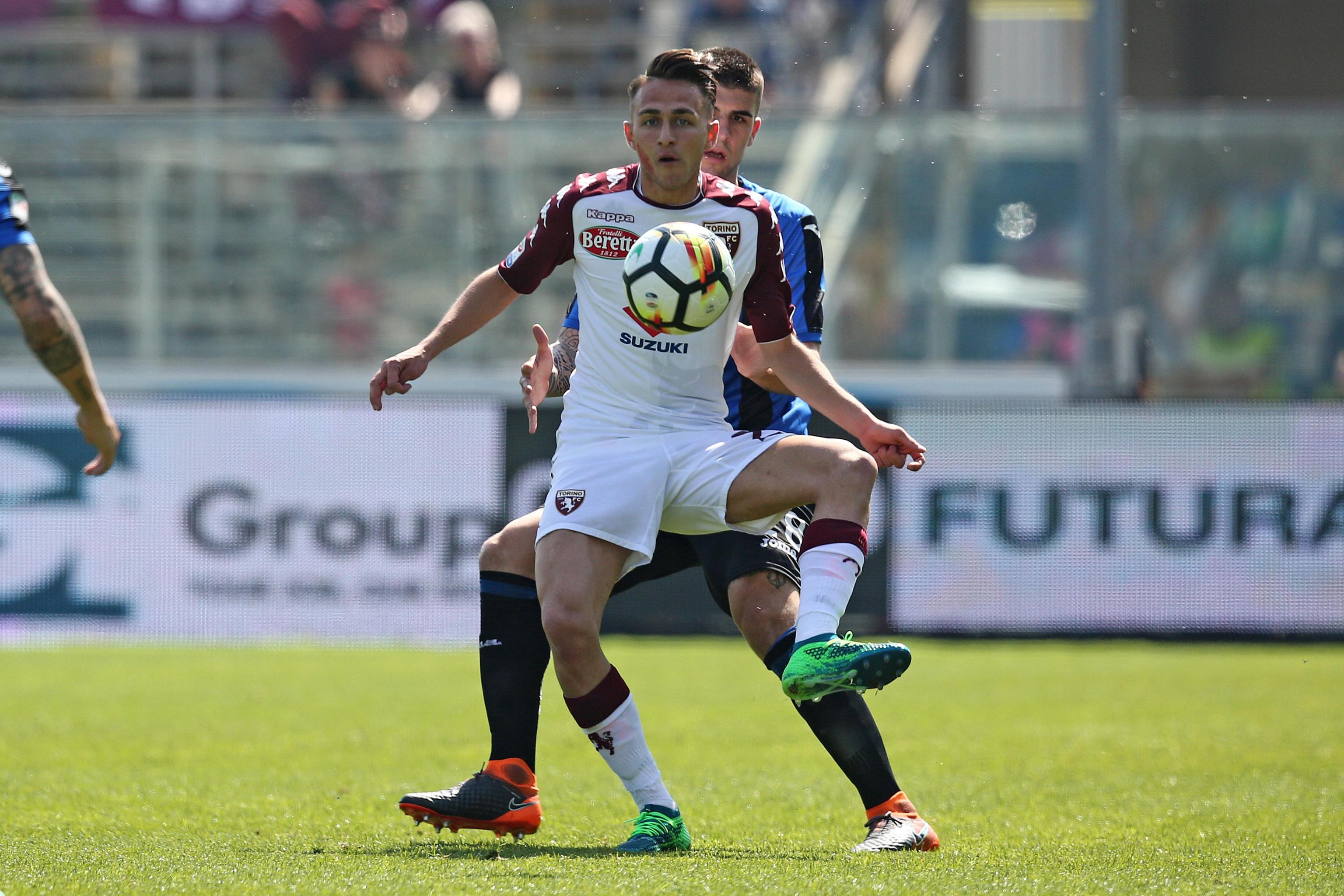 epa06685356 Atalanta's Gianluca Mancini (rear) and Torino's forward Simone Edera (front) in action during the Italian Serie A soccer match between Atalanta and Torino at Stadio Atleti Azzurri d'Italia in Bergamo, Italy, 22 April 2018.  EPA-EFE/PAOLO MAGNI