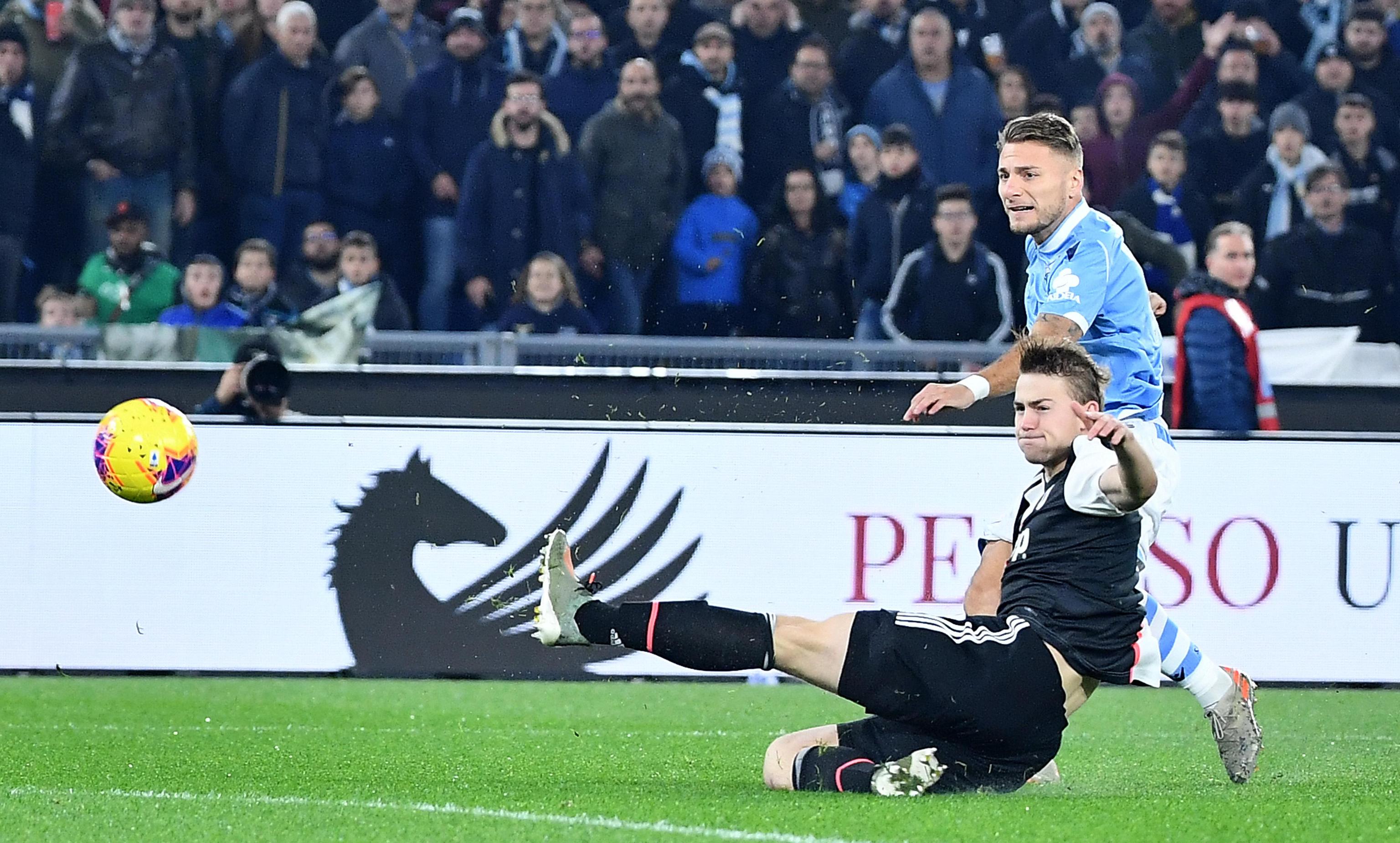epa08053136 SS Lazio's Ciro Immobile (R) vies for the ball with FC Juventus' Matthijs De Ligt during the Italian Serie A soccer match between SS Lazio and FC Juventus at the Olimpico stadium in Rome, Italy, 07 December 2019.  EPA-EFE/ETTORE FERRARI