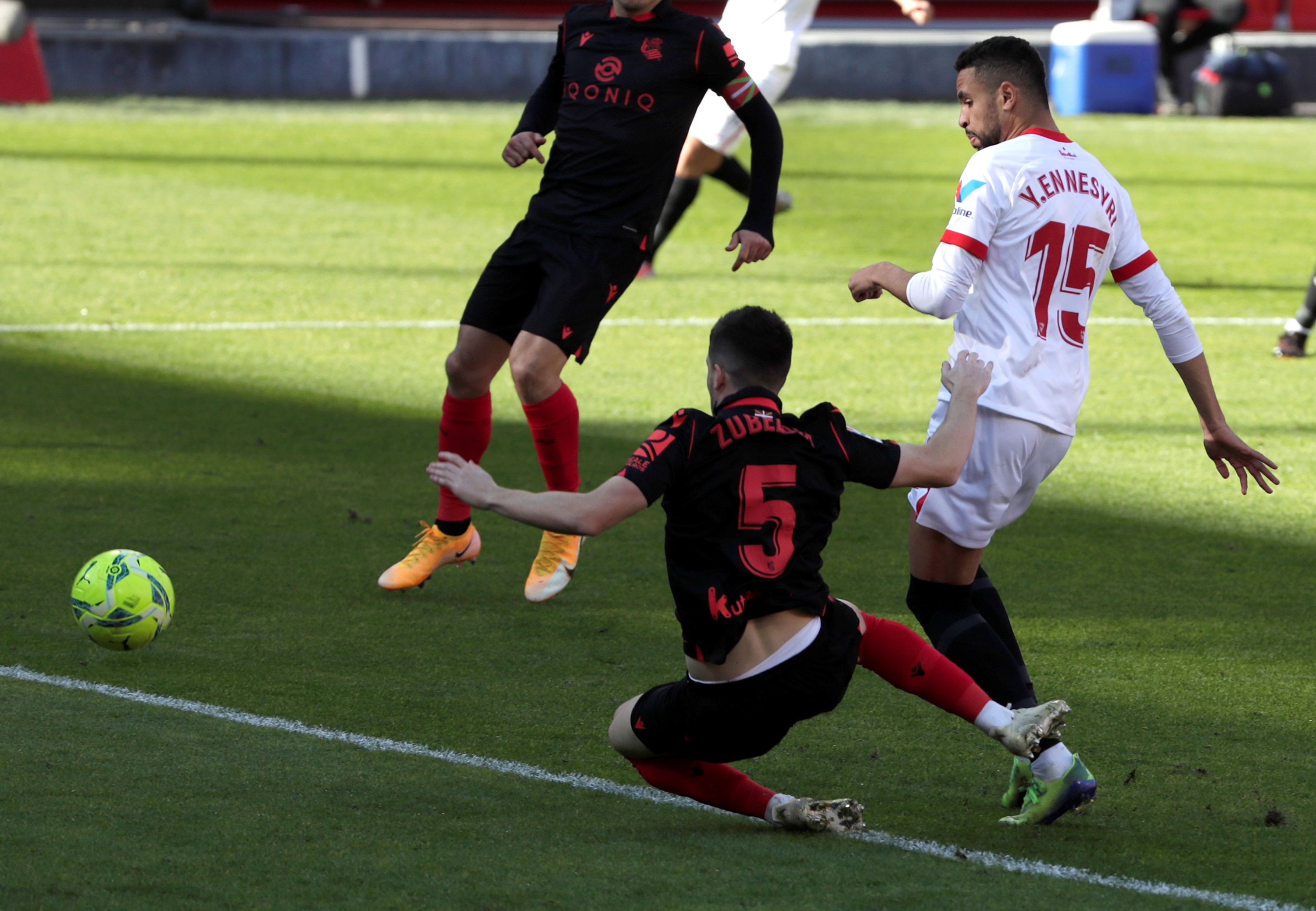 epa08928468 Sevilla's Youssef En-Nesyri (R) scores the 3-2 goal during the Primera Division LaLiga match held between Sevilla and Real Sociedad in Seville, Spain, at Sanchez Pizjuan stadium, 09 January 2021.  EPA-EFE/Julio Munoz