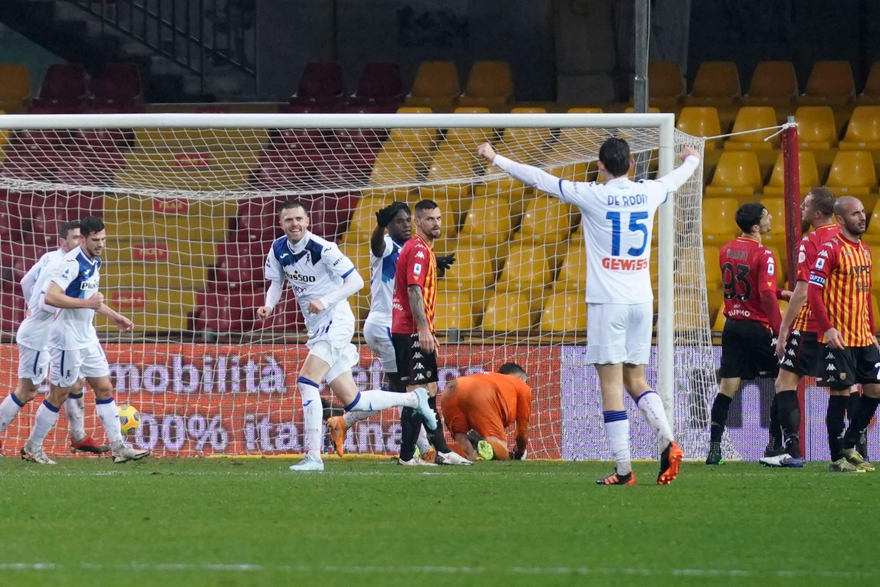epa08928381 Atalanta's Josip Ilicic (C) jubilates after scoring during the Italian Serie A soccer match Benevento Calcio vs Atalanta at Ciro Vigorito stadium in Benevento, Italy, 09 January 2021.  EPA-EFE/MARIO TADDEO