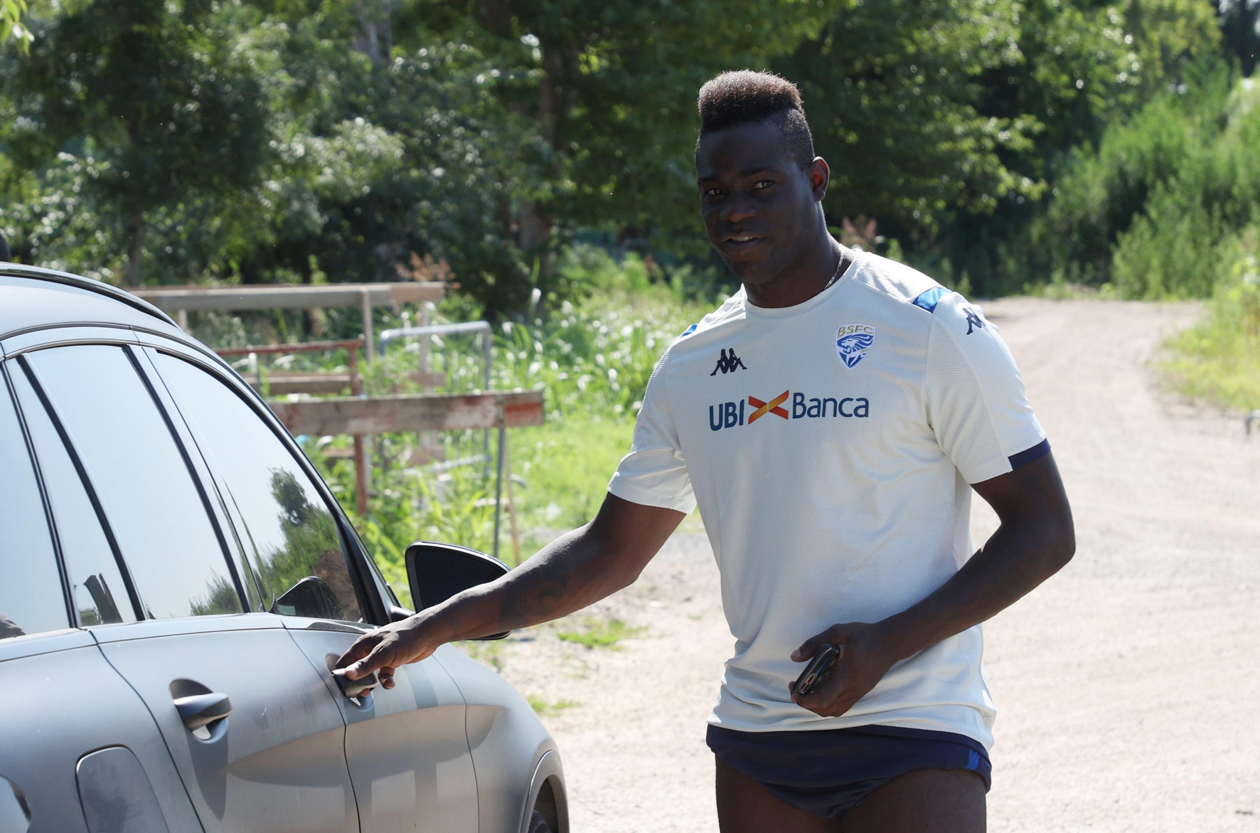 epa08503377 Brescia Calcio football player Mario Balotelli at the sports center in Torbole, Brescia, Italy, 23 June 2020.  EPA-EFE/SIMONE VENEZIA
