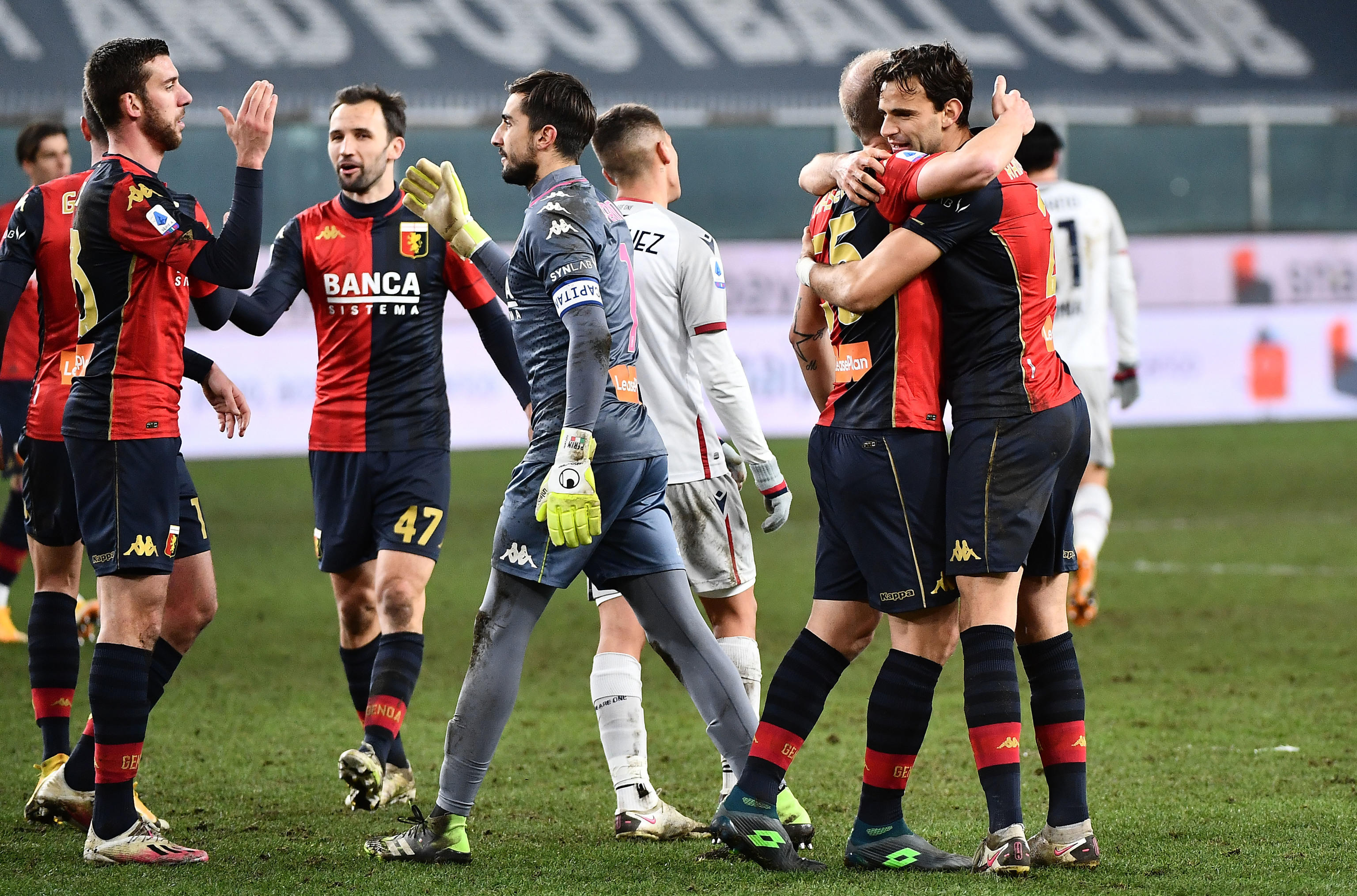 epa08929103 Genoa players celebrate after the Italian Serie Serie A soccer match Genoa CFC vs Bologna FC 1909 at Luigi Ferraris stadium in Genoa, Italy, 09 January 2021.  EPA-EFE/LUCA ZENNARO