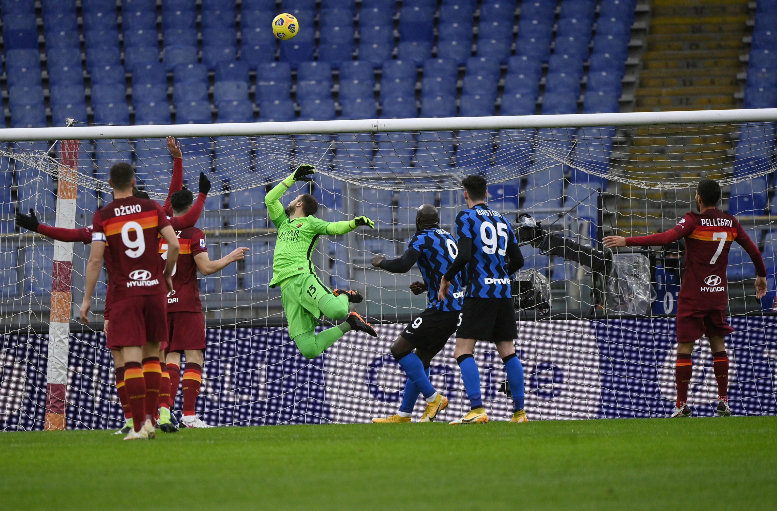 epa08930105 Roma's goalkeeper Pau Lopez (C) saves a shot during the Italian Serie A soccer match between AS Roma and FC Inter at the Olimpico stadium in Rome, Italy, 10 January 2021.  EPA-EFE/RICCARDO ANTIMIANI