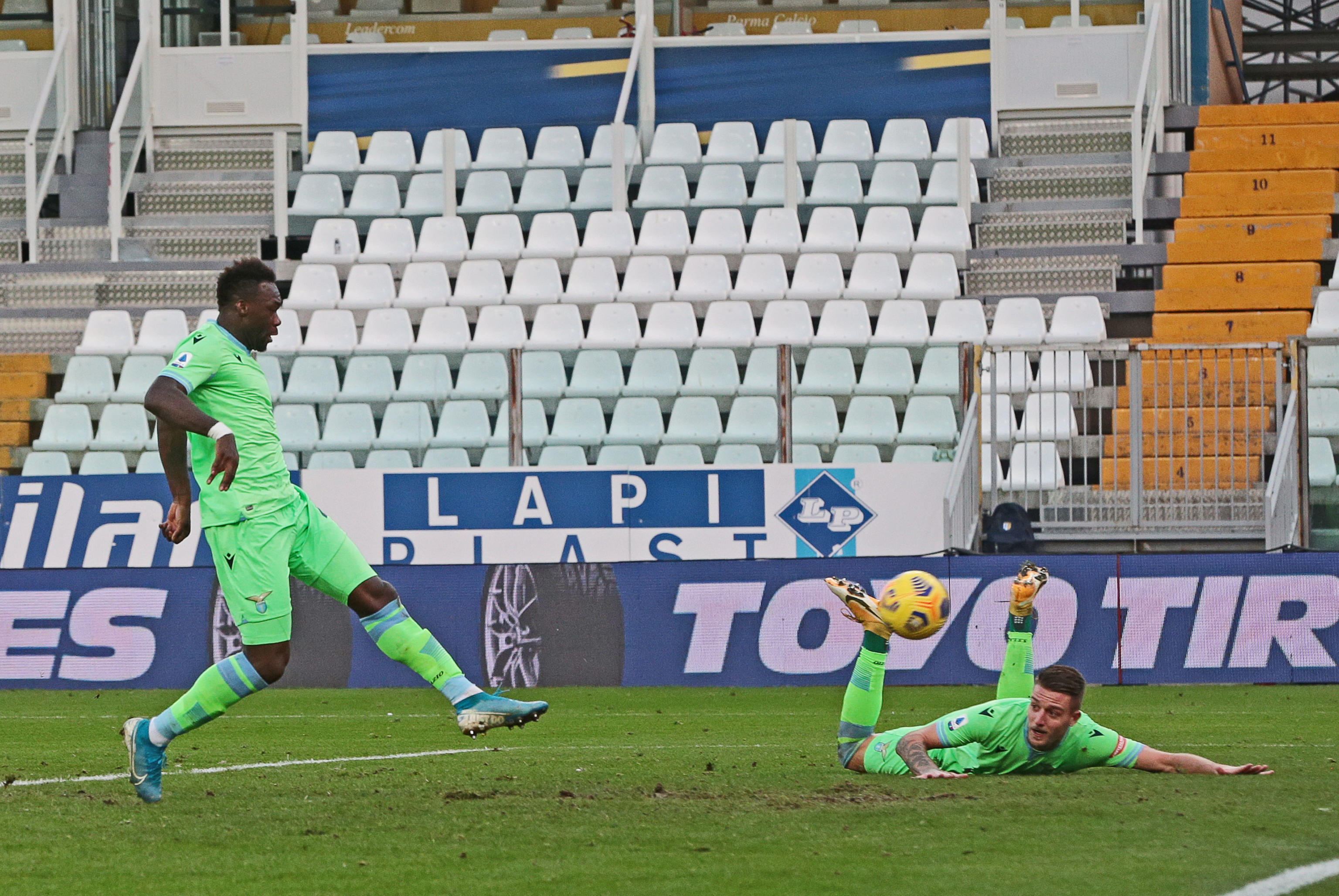 epa08930438 Lazio's Felipe Caicedo (L) scores a goal during the Italian Serie A soccer match Parma Calcio vs SS Lazio at Ennio Tardini stadium in Parma, Italy, 10 January 2021.  EPA-EFE/ELISABETTA BARACCHI