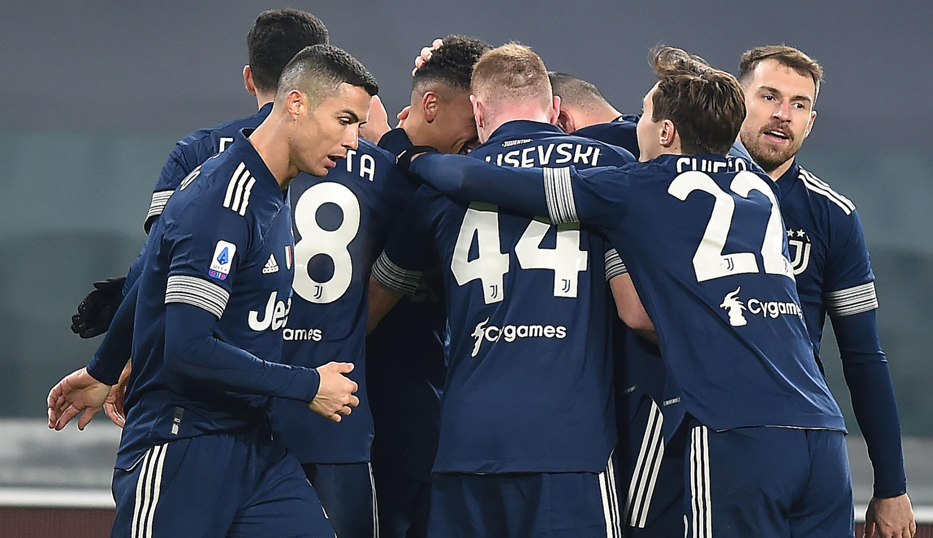 epa08930708 Juventus? Danilo (C) celebrates with teammates after scoring his team's first goal during the Italian Serie A soccer match Juventus FC vs US Sassuolo Calcio at the Allianz Stadium in Turin, Italy, 10 January 2021.  EPA-EFE/ALESSANDRO DI MARCO