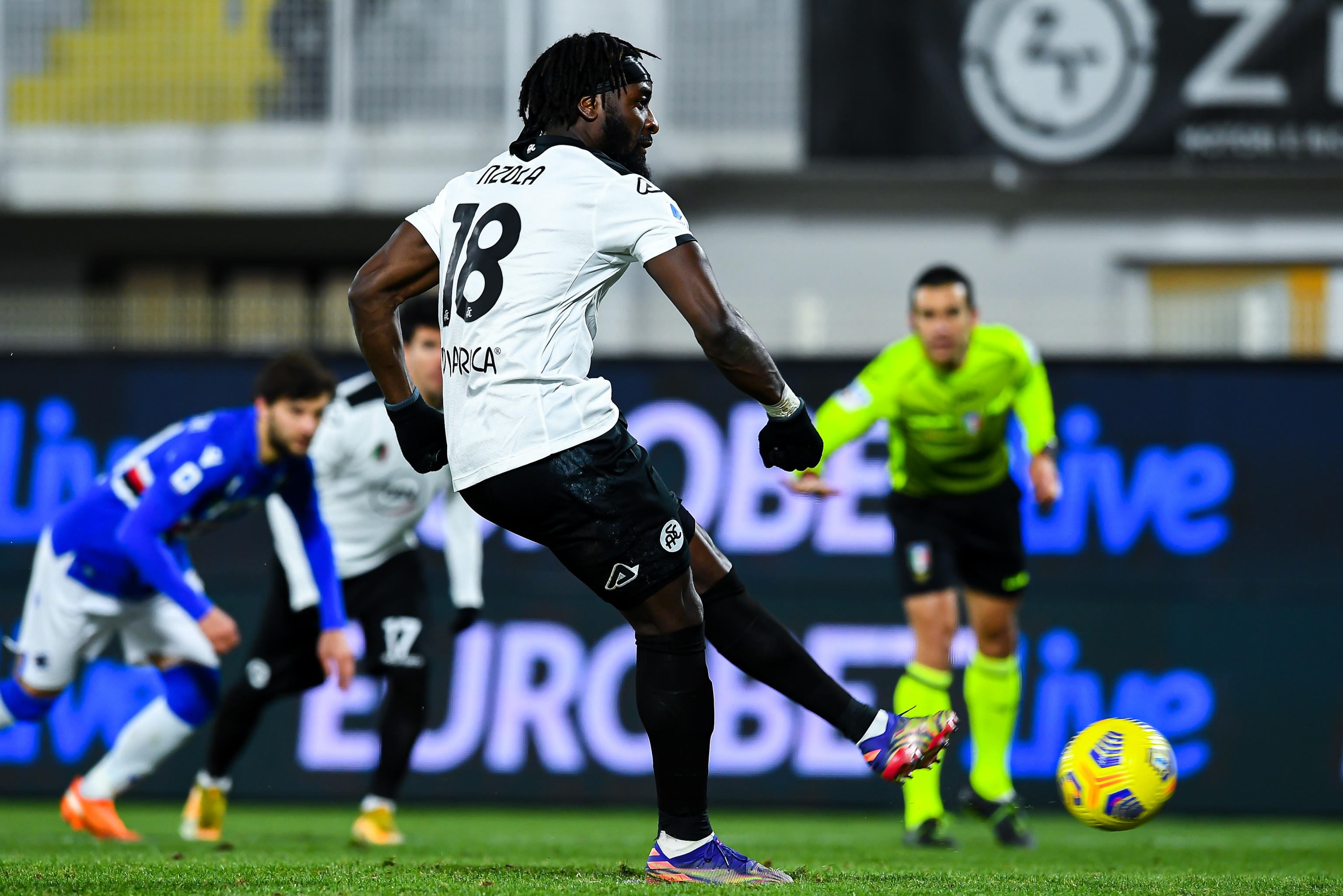 epa08932130 Spezia's M'Bala Nzola scores on penalty his team's second goal during the Italian Serie A soccer match Spezia Calcio vs UC Sampdoria at Alberto Picco stadium in La Spezia, Italy, 11 January 2021.  EPA-EFE/SIMONE ARVEDA