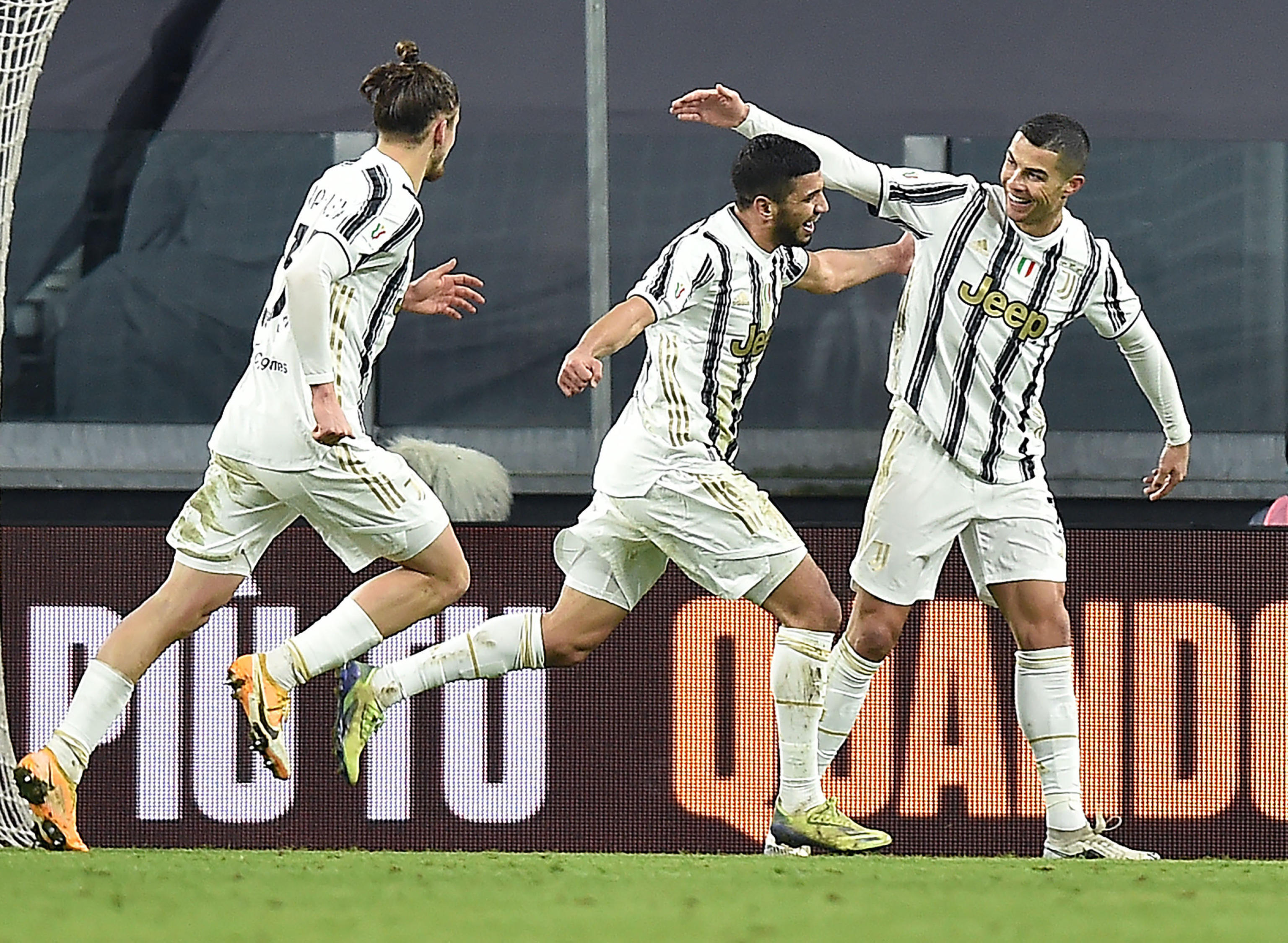 epa08936156 Juventus? Hamza Rafia (C) jubilates with teammates after scoring  3-2 during the round of 16 of the Italian cup soccer match Juventus FC vs Genoa FC at the Allianz Stadium in Turin, Italy, 13 January 2021.  EPA-EFE/ALESSANDRO DI MARCO