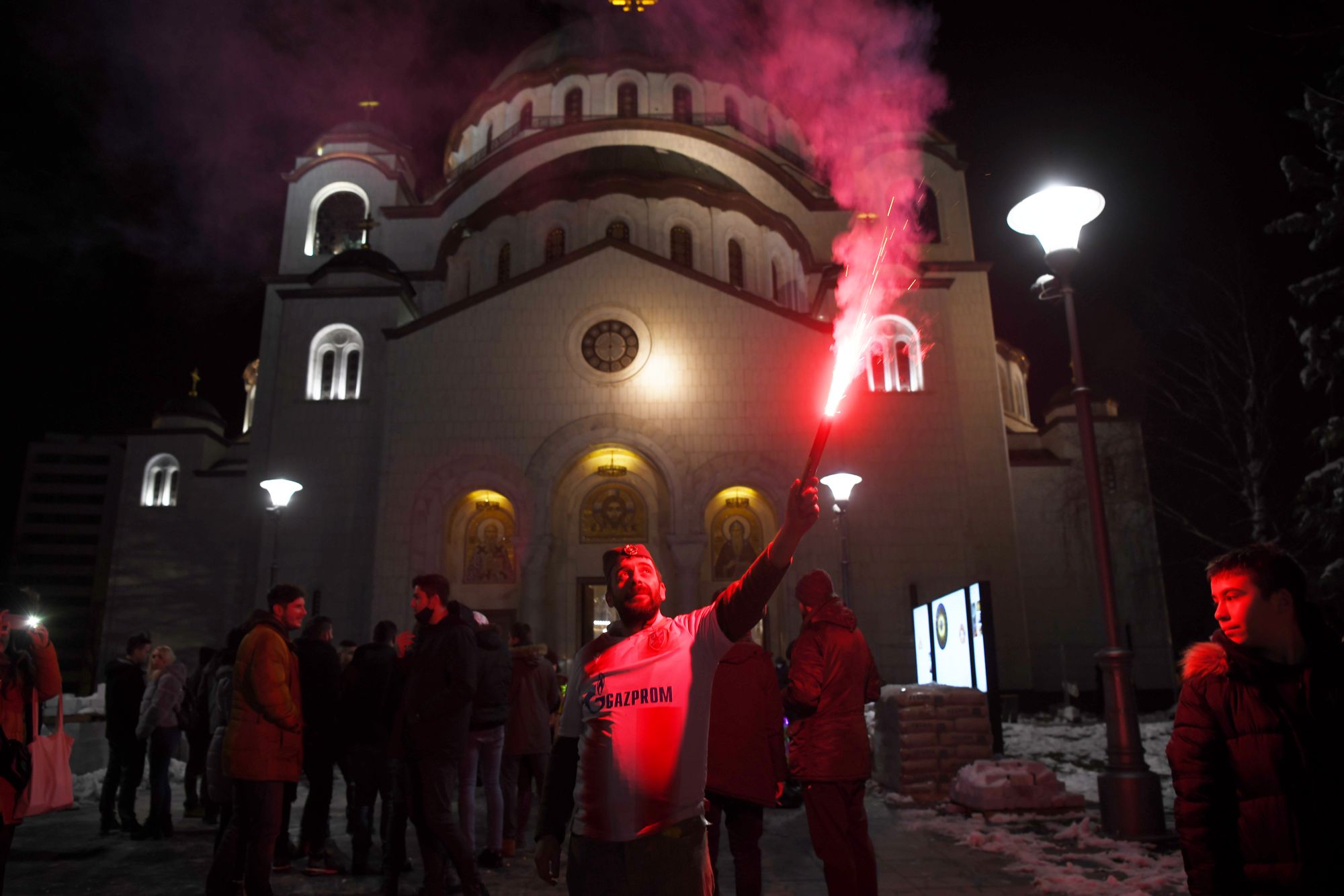Beograd 14. januar 2021. Docek srpske Nove godine na platou ispred Hrama Svetog Save docekan je uz baklje navijaca, baklje Foto:Goran Srdanov/Nova.rs
