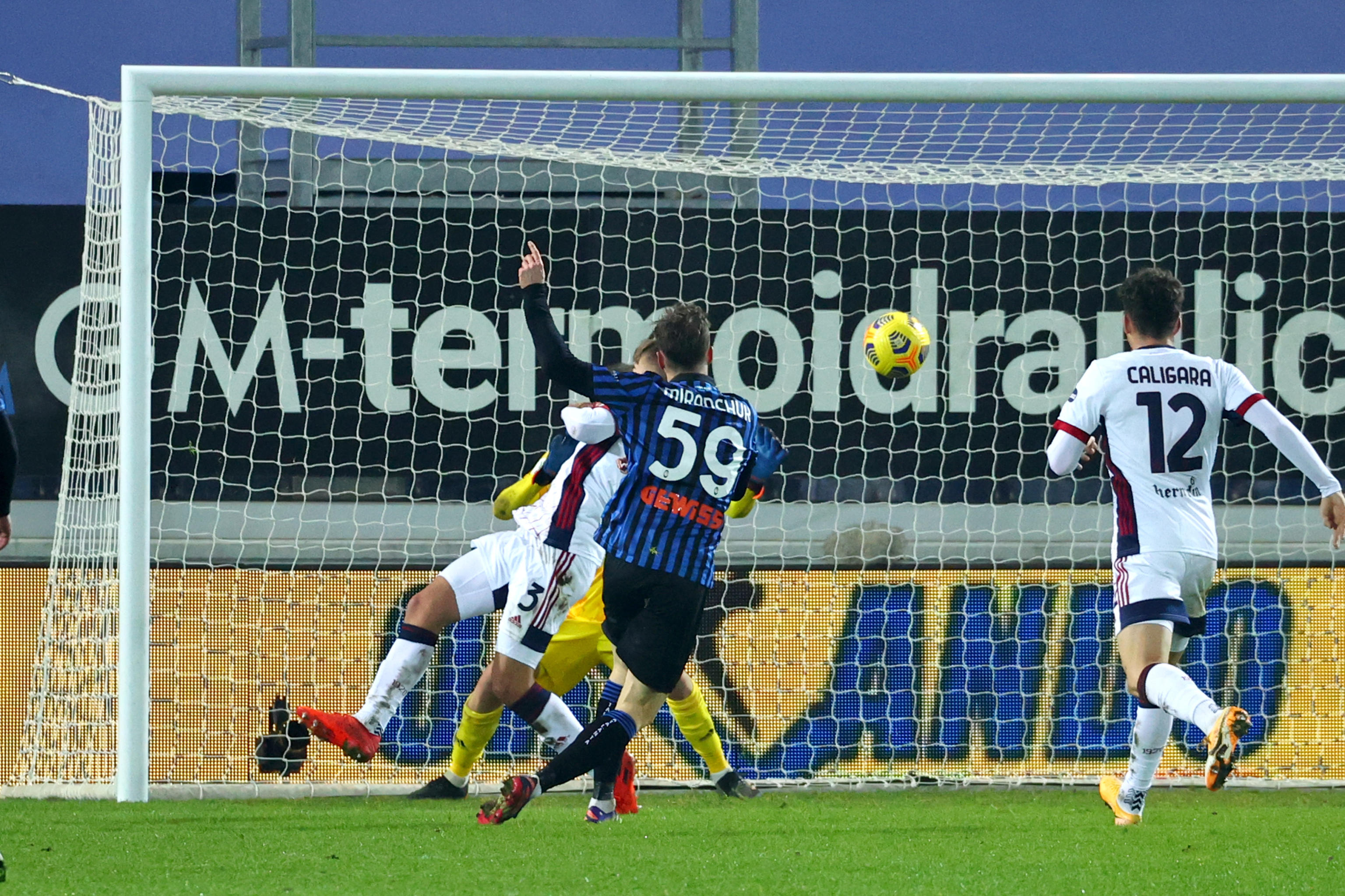 epa08938113 Atalanta's Miranchuk Alexey (C) scores the opening goal during the Italian Cup round of sixteen soccer match between Atalanta BC and Cagliari at the Gewiss Stadium in Bergamo, Italy, 14 January 2021.  EPA-EFE/PAOLO MAGNI