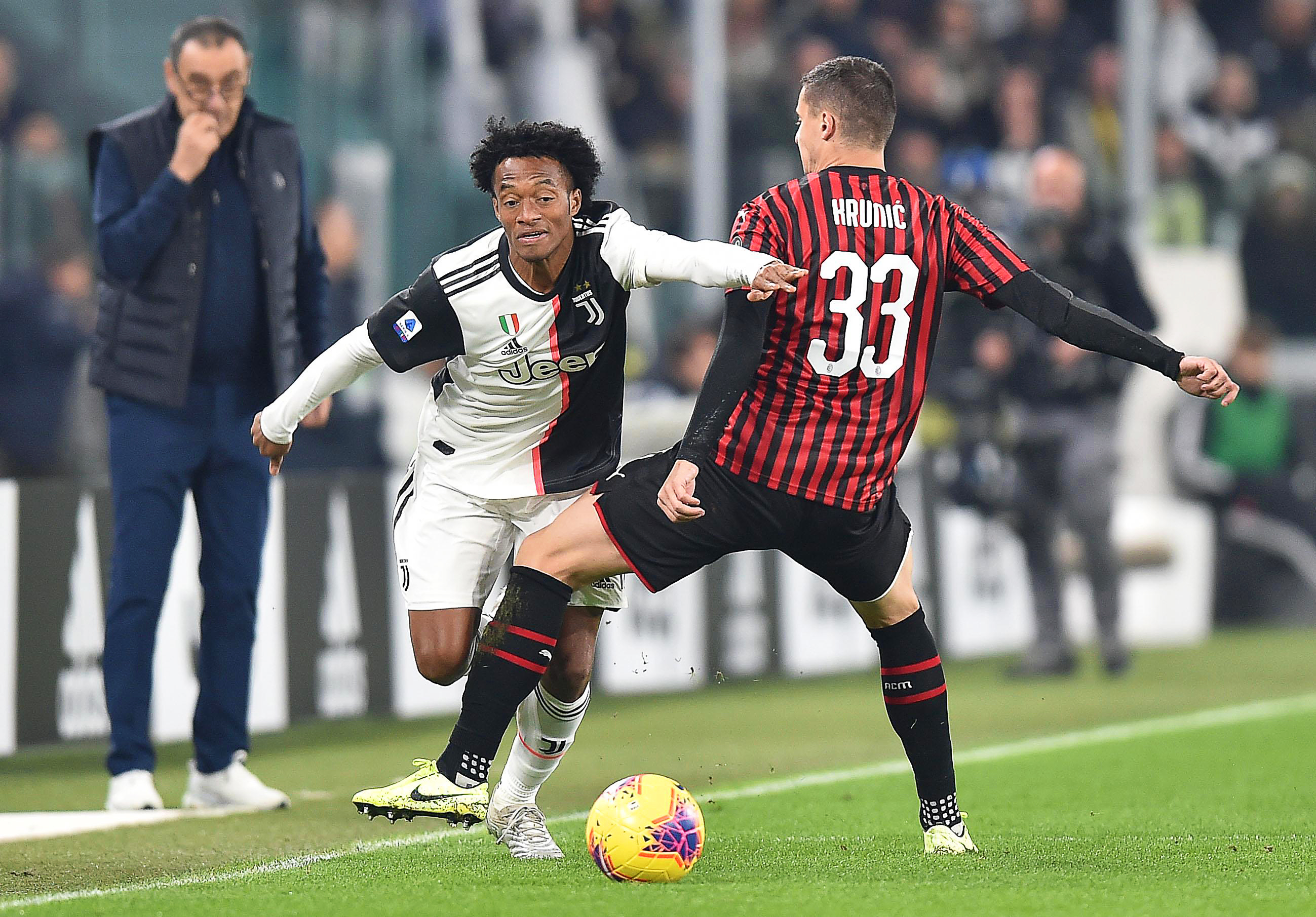 epa07986881 Juventus' Juan Cuadrado (L) in action against Milan's Rade Krunic (R) during the Italian Serie A soccer match between Juventus FC and AC Milan in Turin, Italy, 10 November 2019.  EPA-EFE/ALESSANDRO DI MARCO