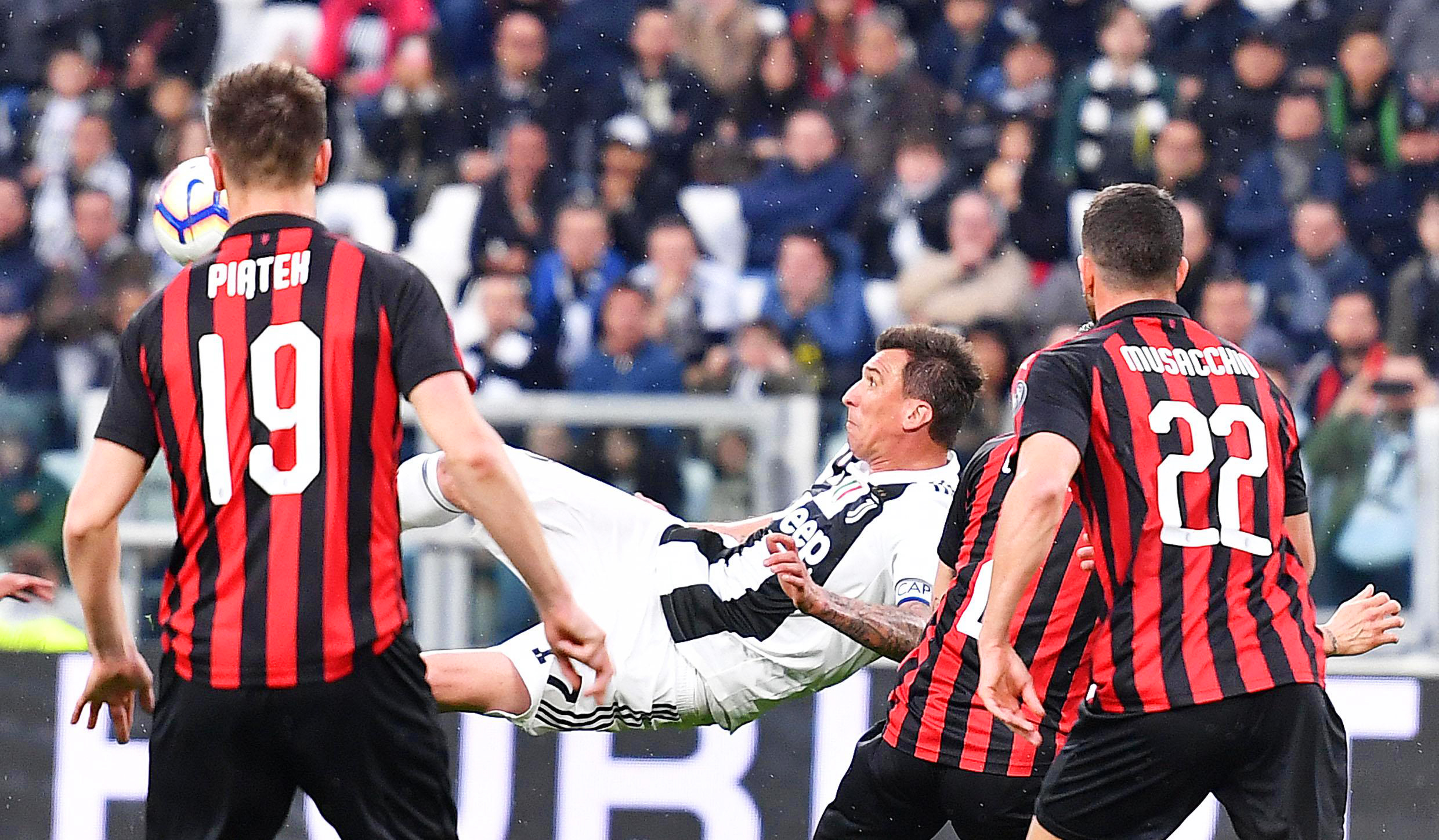 epa07489117 Juventus' Mario Mandzukic (C) in action during the Italian Serie A soccer match between Juventus FC and AC Milan in Turin, Italy, 06 April 2019.  EPA-EFE/ALESSANDRO DI MARCO