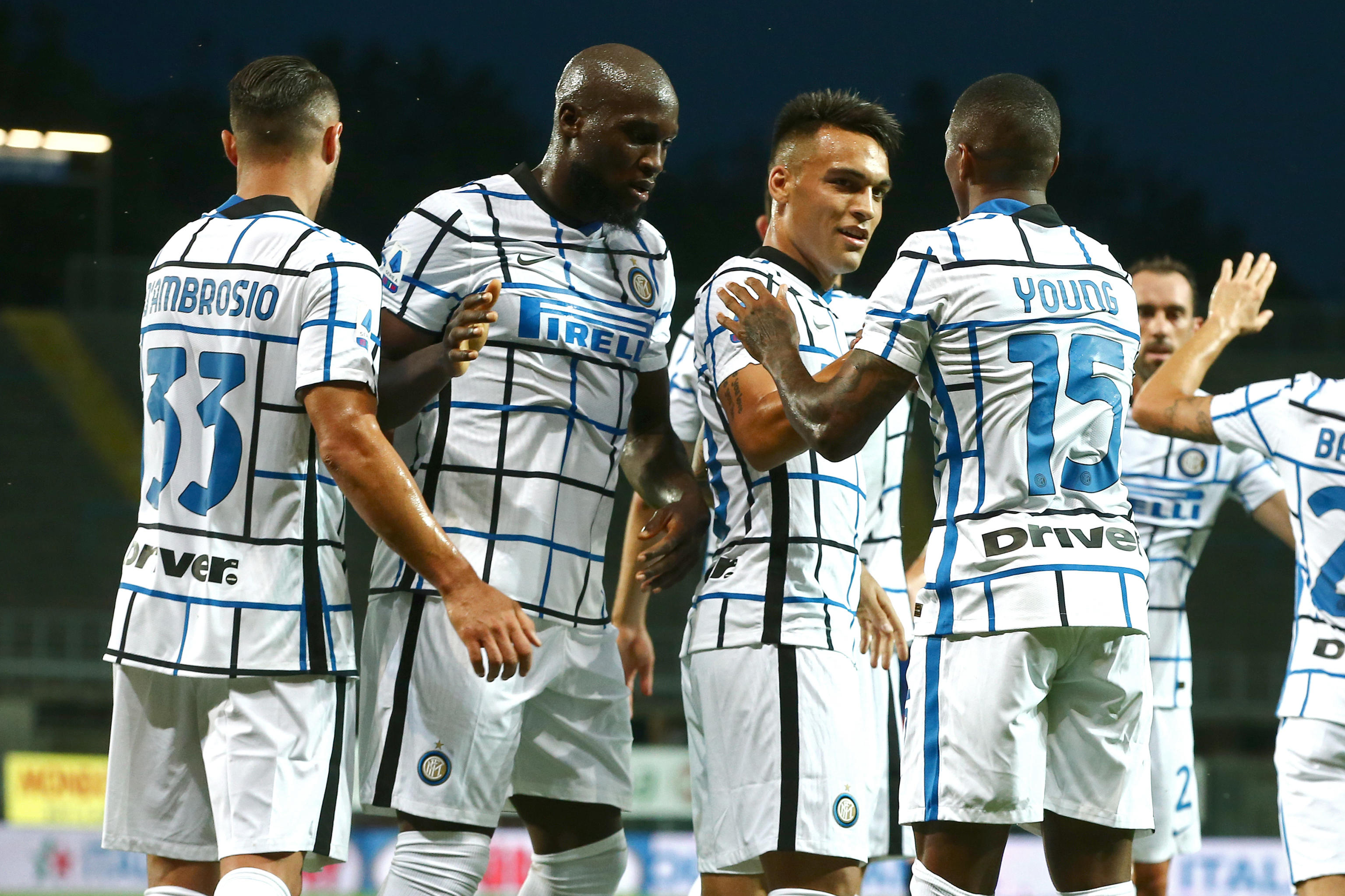 epa08579609 Inter's Ashley Young(3R) celebrates with his teammates after scoring the 0-2 goal during the Italian Serie A soccer match Atalanta BC vs FC Inter at the Gewiss Stadium in Bergamo, Italy, 01 August 2020.  EPA-EFE/PAOLO MAGNI