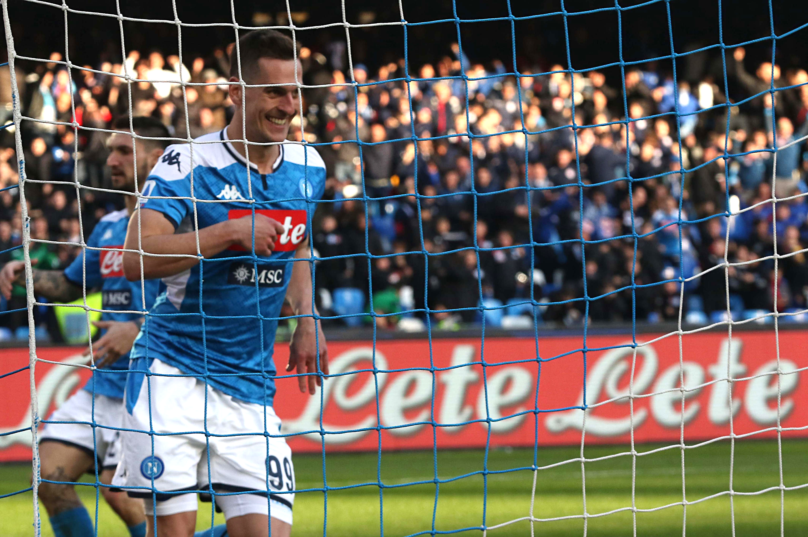 epa08205827 Napoli's forward Arkadiusz Milik jubilates after scoring a goal during the Italian Serie A  soccer match SSC  Napoli vs US Lecce at the San Paolo stadium in Naples, Italy, 9 February 2020.  EPA-EFE/CESARE ABBATE