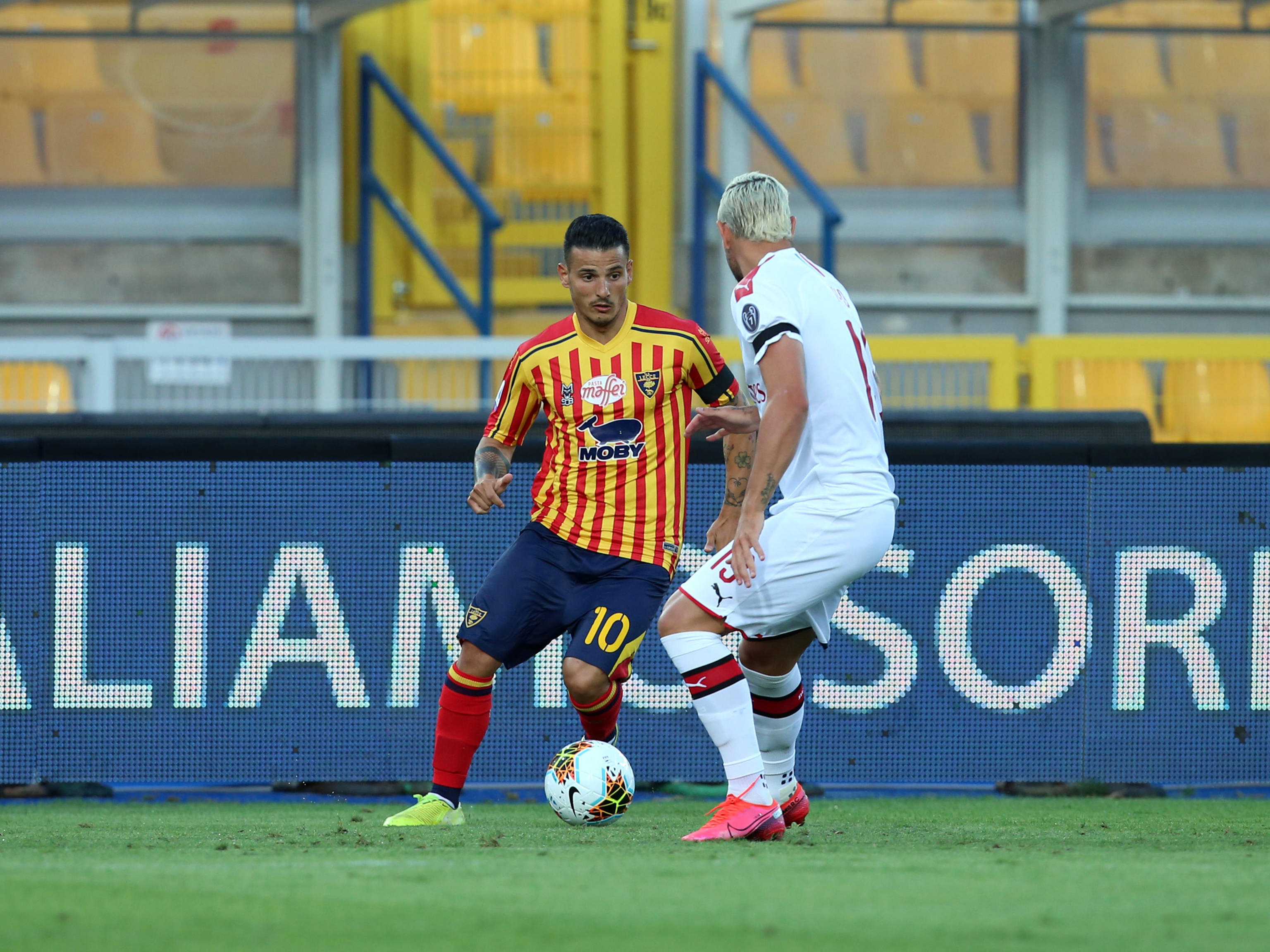 epa08502470 Lecce's Filippo Falco (L) and Milan's Theo Hernandez (R) in action during the Italian Serie A soccer match US Lecce vs Milan at the Via del Mare stadium in Lecce, Italy, 22 June 2020.  EPA-EFE/ABBONDANZA SCURO LEZZI