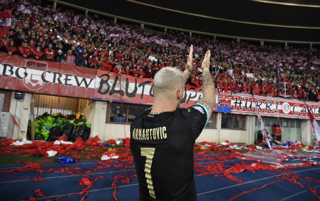 epa08002530 Marko Arnautovic of Austria salutes his suporters after winning the UEFA EURO 2020 group G qualifying soccer match between Austria and North Macedonia in Vienna, Austria, 16 November 2019.  EPA-EFE/CHRISTIAN BRUNA