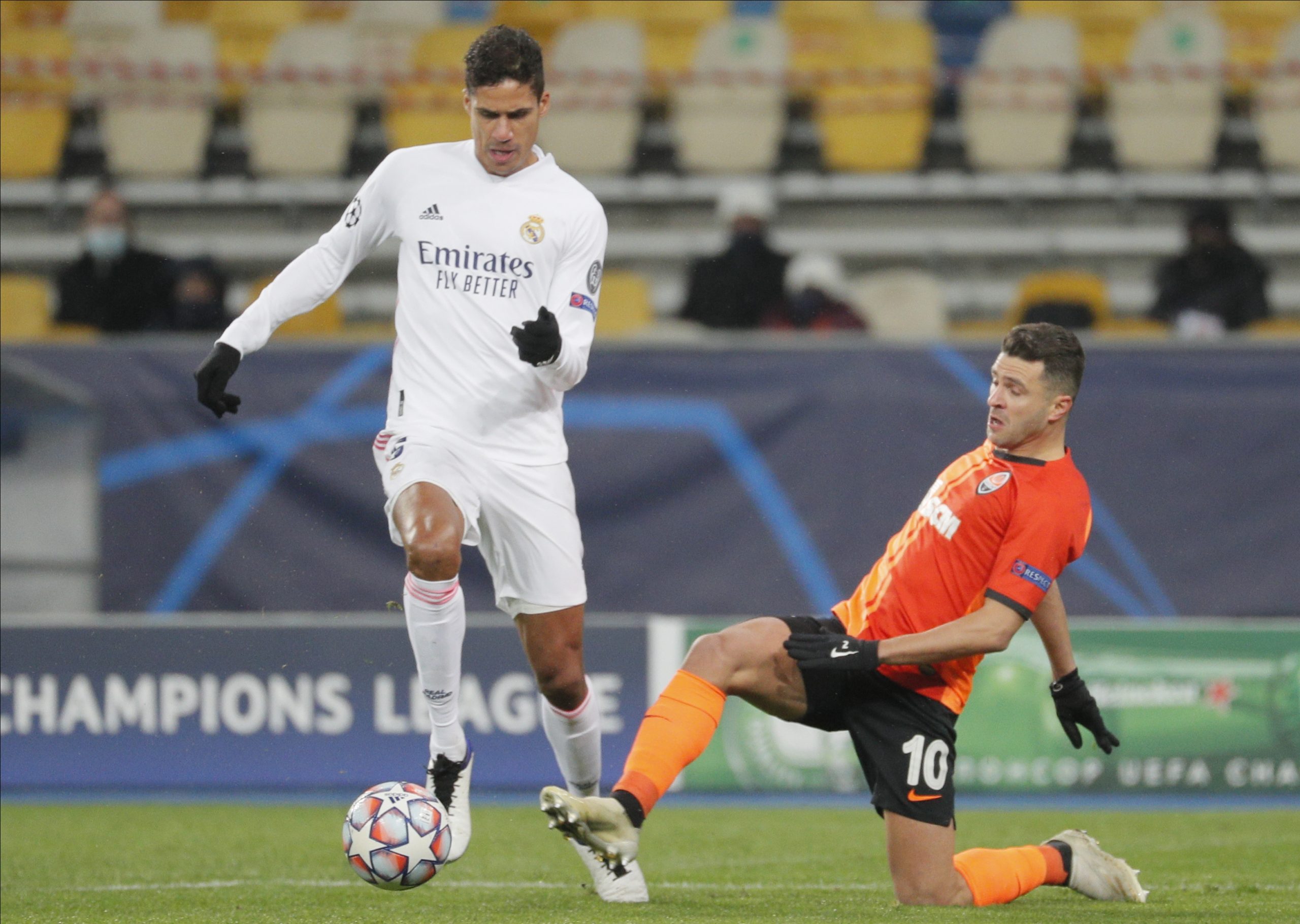epa08855251 Junior Moraes (R) of Shakhtar in action against Raphael Varane (L) of Real Madrid during the UEFA Champions League group B match between Shakhtar Donetsk and Real Madrid in Kiev, Ukraine, 01 December 2020.  EPA-EFE/Sergey Dolzhenko