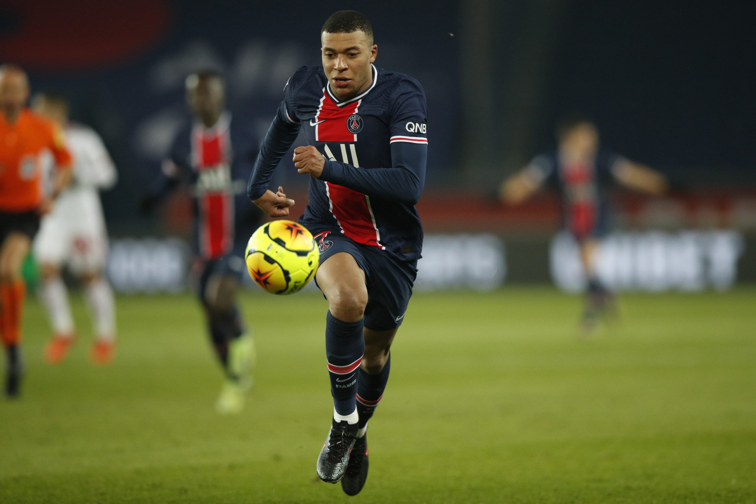 epa08929270 Paris Saint Germain's Kylian Mbappe in action during the French Ligue 1 soccer match between PSG and Brest at the Parc des Princes stadium in Pa?ris, France, 09 January 2021.  EPA-EFE/YOAN VALAT