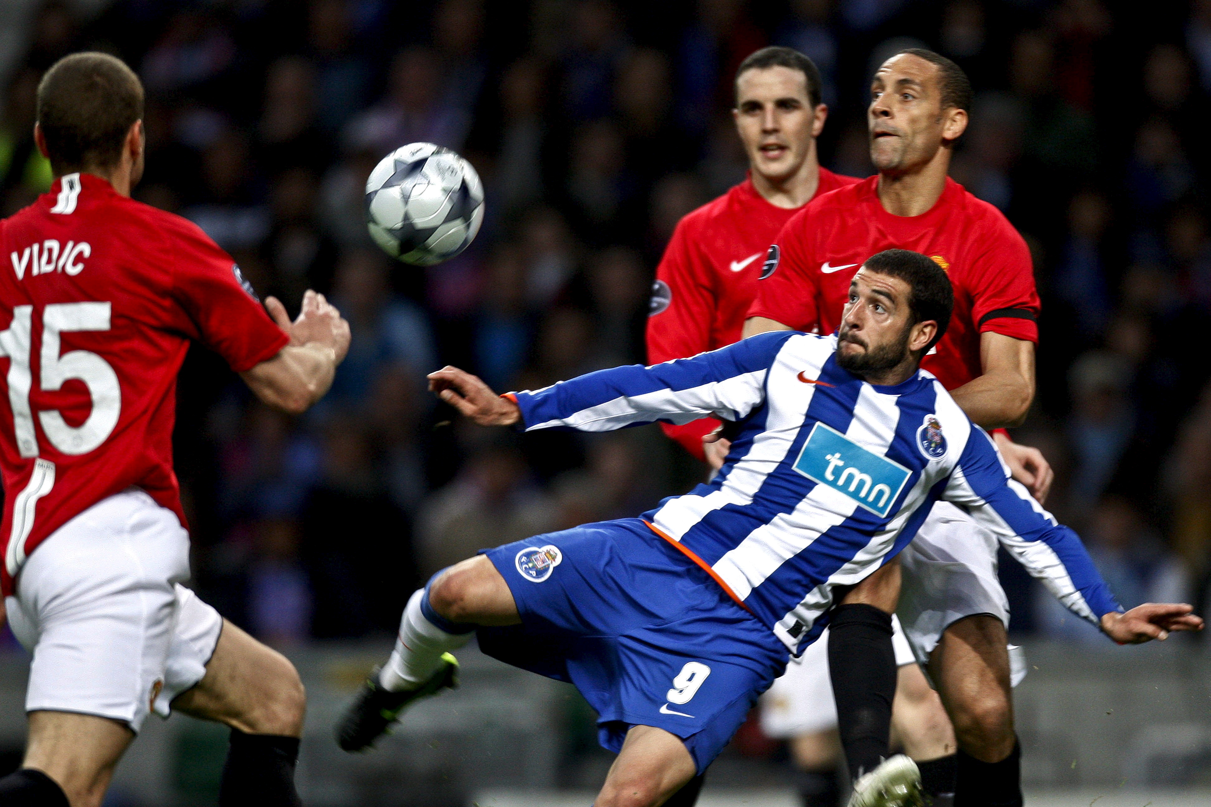 epa01698269 FC Porto's Lisandro Lopez (C) fights for the ball with Manchester United's Vidic (L), Rio Ferdinand (R) and John O´Shea during the UEFA Champions League soccer match at Dragao stadium, Porto, Portugal, 15 April 2009.  EPA/ESTELA SILVA