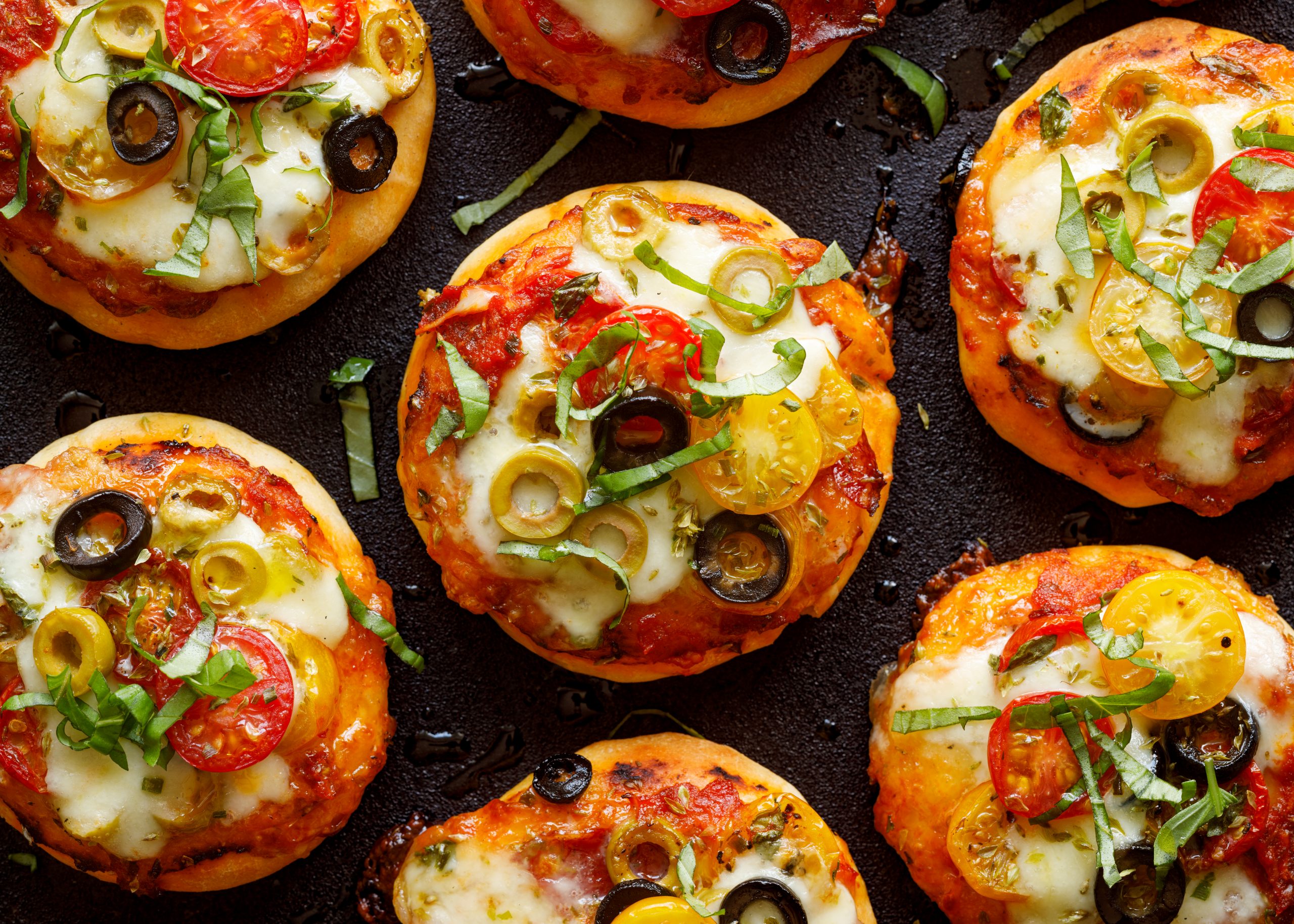 24.10. (b) Mini-party pizza stock-photo-mini-pizzas-with-the-addition-of-cherry-tomatoes-olives-mozzarella-cheese-and-fresh-basil-on-a-1452558527