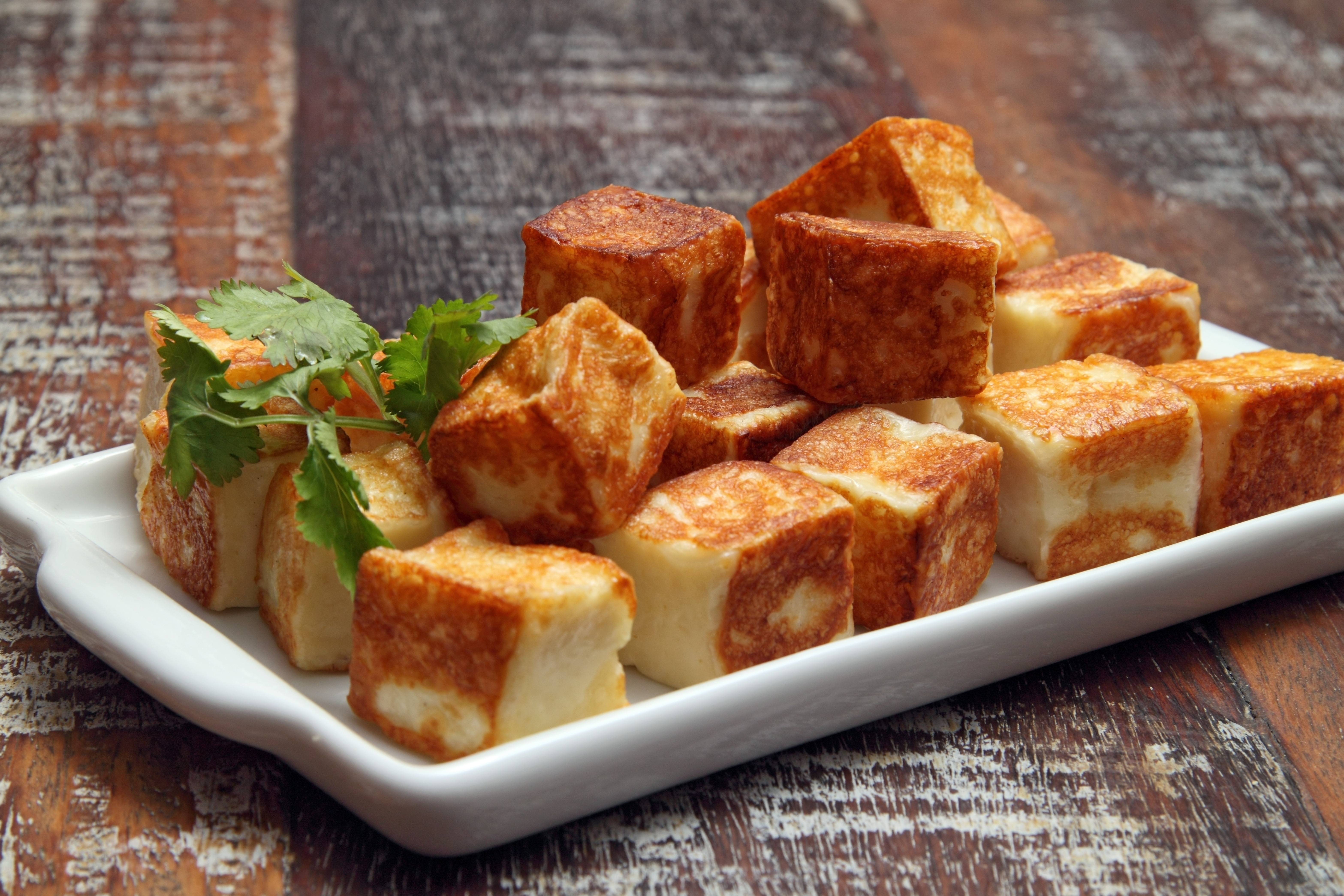 Majstor amater, Fried,Rennet,Cheese,Cubes,In,Bowl