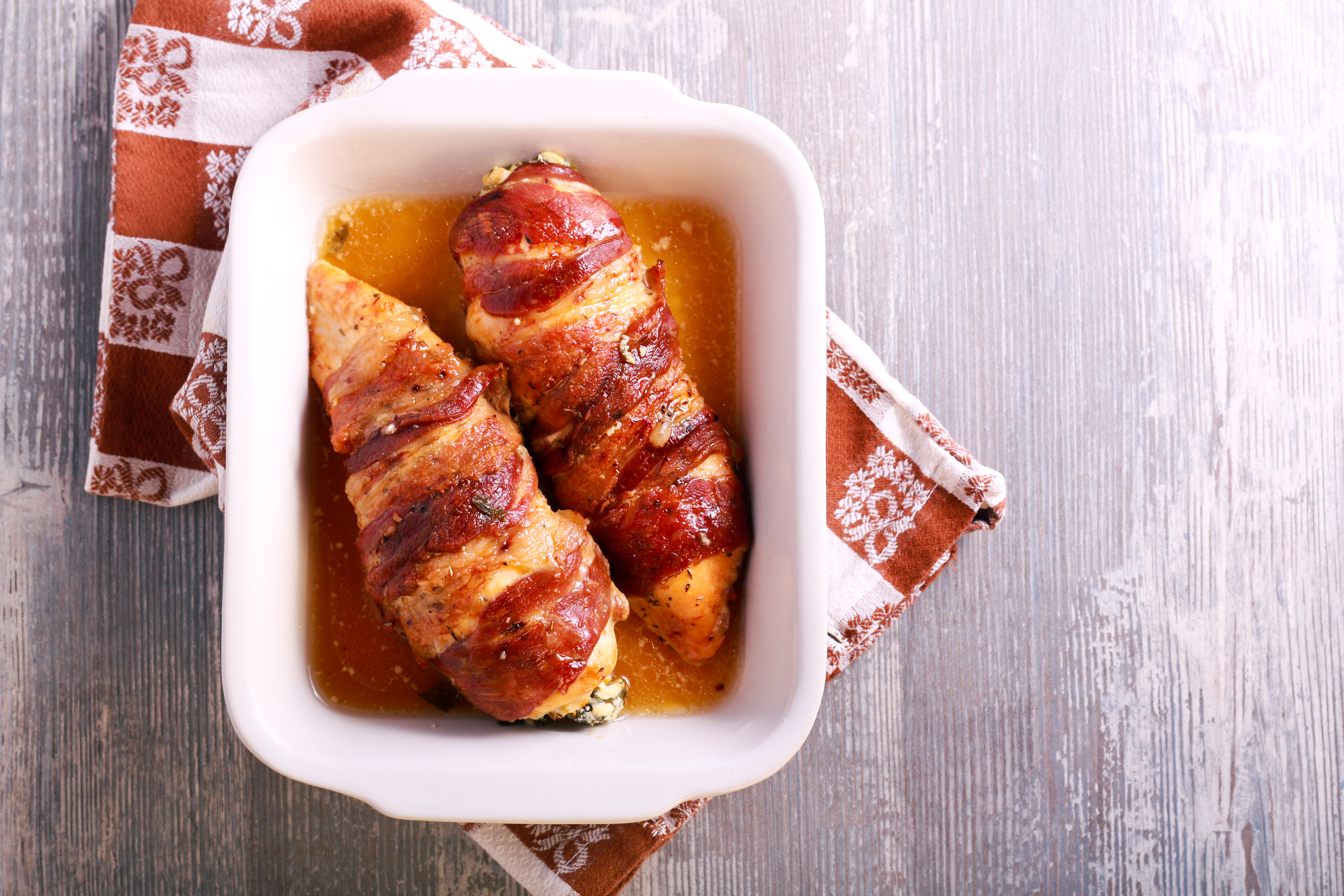 Majstor amater, Cheese,And,Spinach,Stuffed,Chicken,Breast,Wrapped,In,Bacon,,Roasted