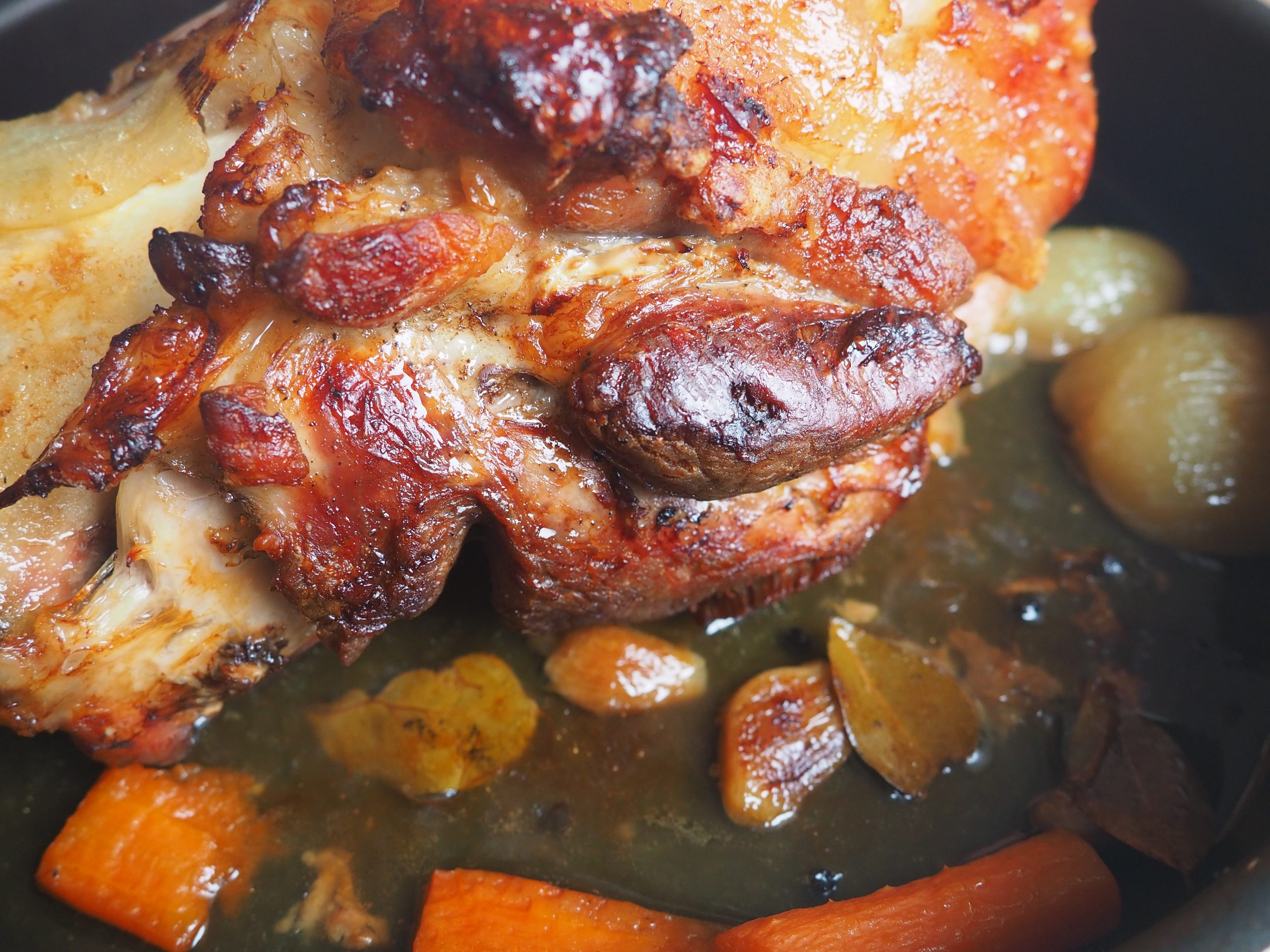 30.10. (b) Svinjska butkica stock-photo-pork-knuckle-baked-on-a-baking-sheet-in-the-oven-with-onions-carrots-and-spices-delicious-1940741596