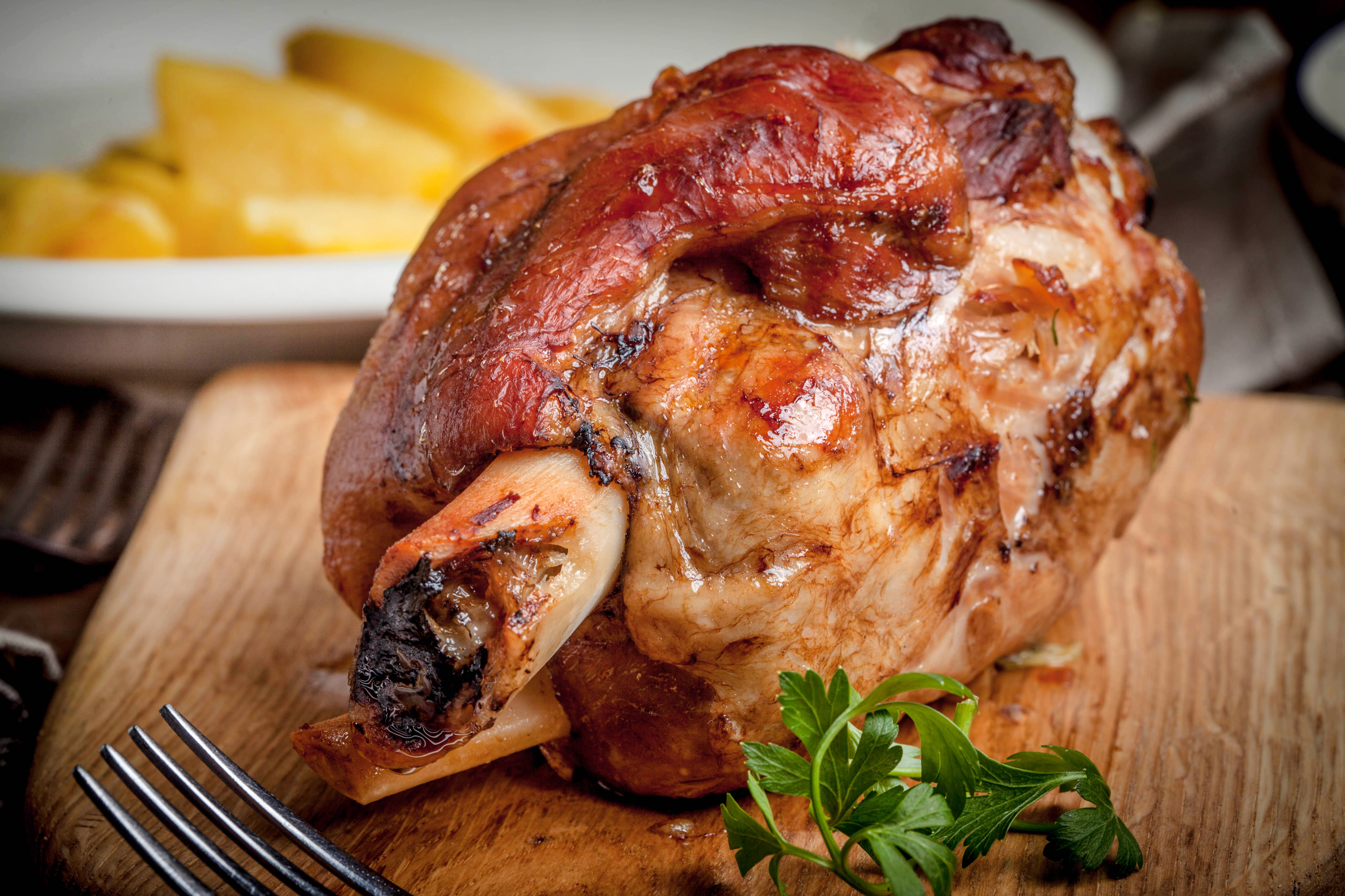 30.10. (a) Svinjska butkica stock-photo-roast-pork-knuckle-on-a-wooden-board-selective-focus-1035636568