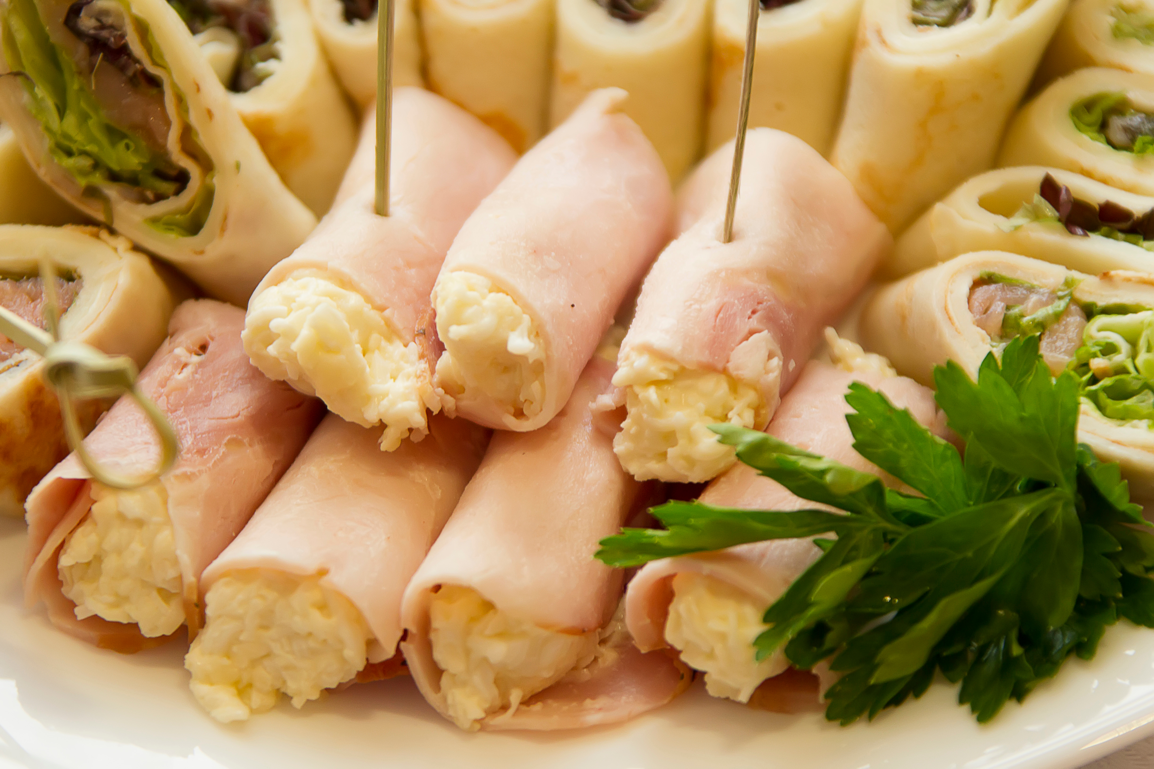 19.9. (a) Rolnice od sunke  stock-photo-buffet-snack-food-snack-food-for-a-buffet-table-rolls-with-filling-1335454169