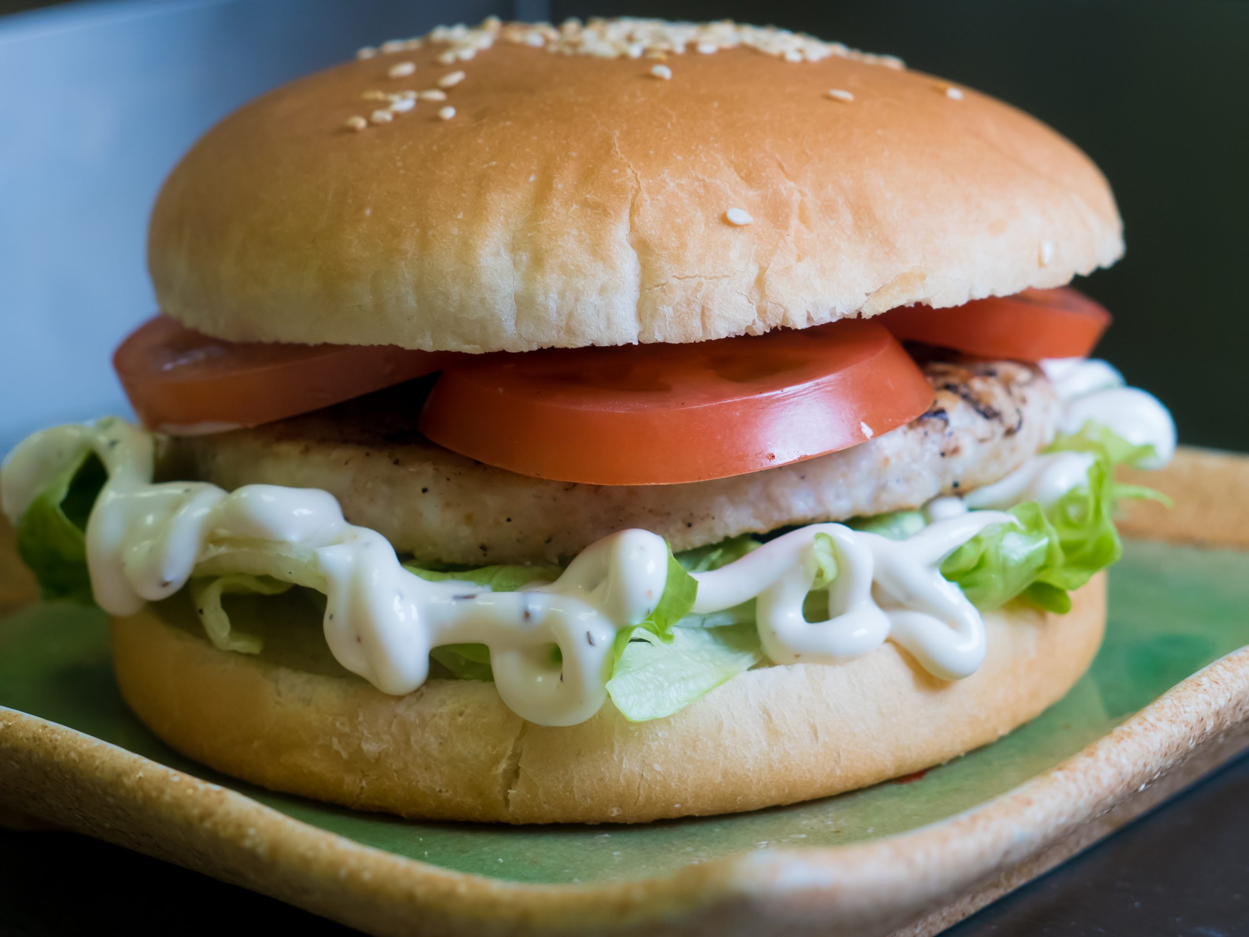 5.10. (b) Cezar burger (pilece meso u zemicki)  stock-photo-juicy-caesar-burger-on-a-plate-metallic-background-1391109419