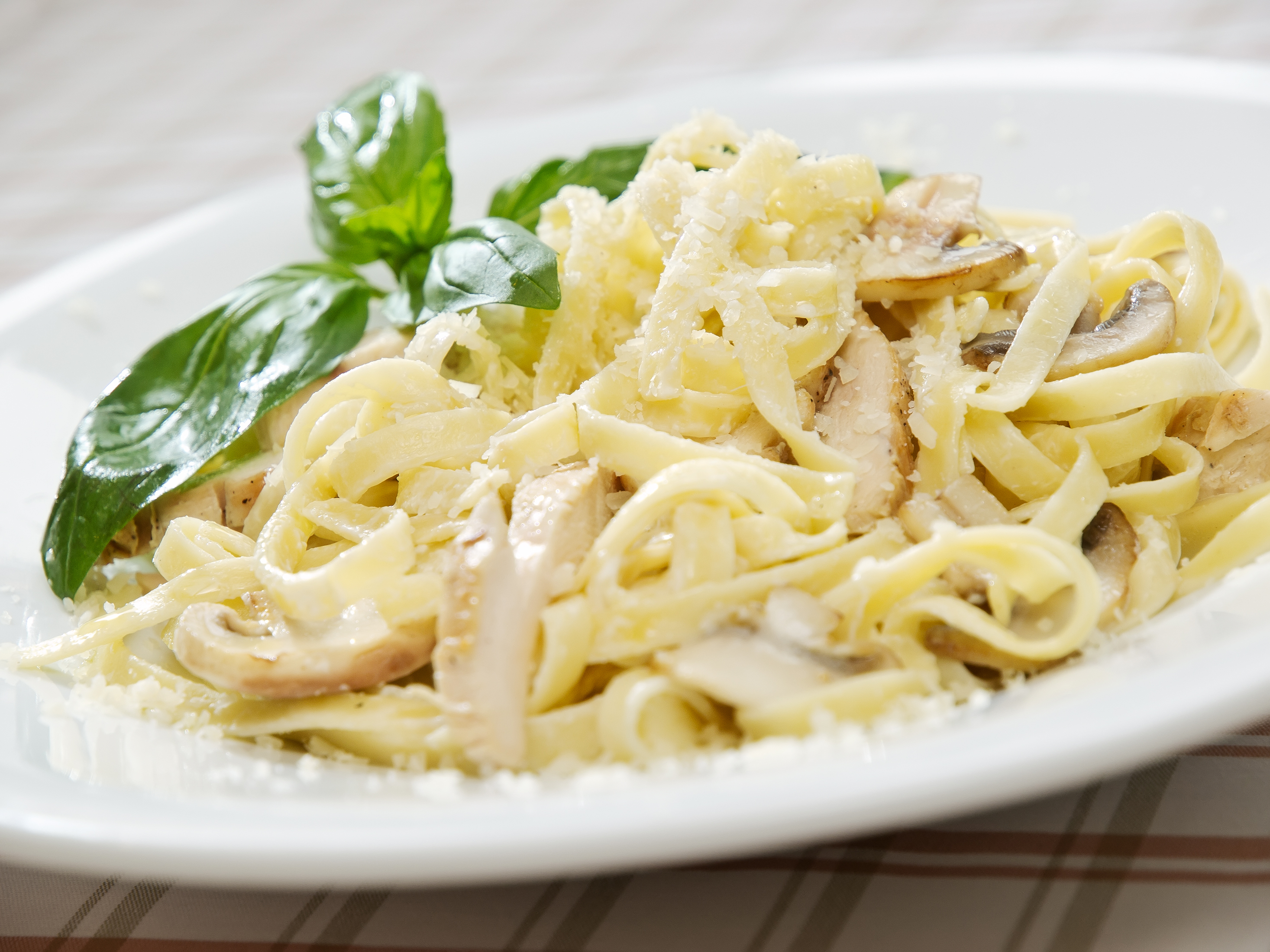 Majstor amater 4 - 10. oktobar.21.,Italian,Pasta,With,Chicken,And,Mushrooms,Decorated,With,Basil,Leaf
