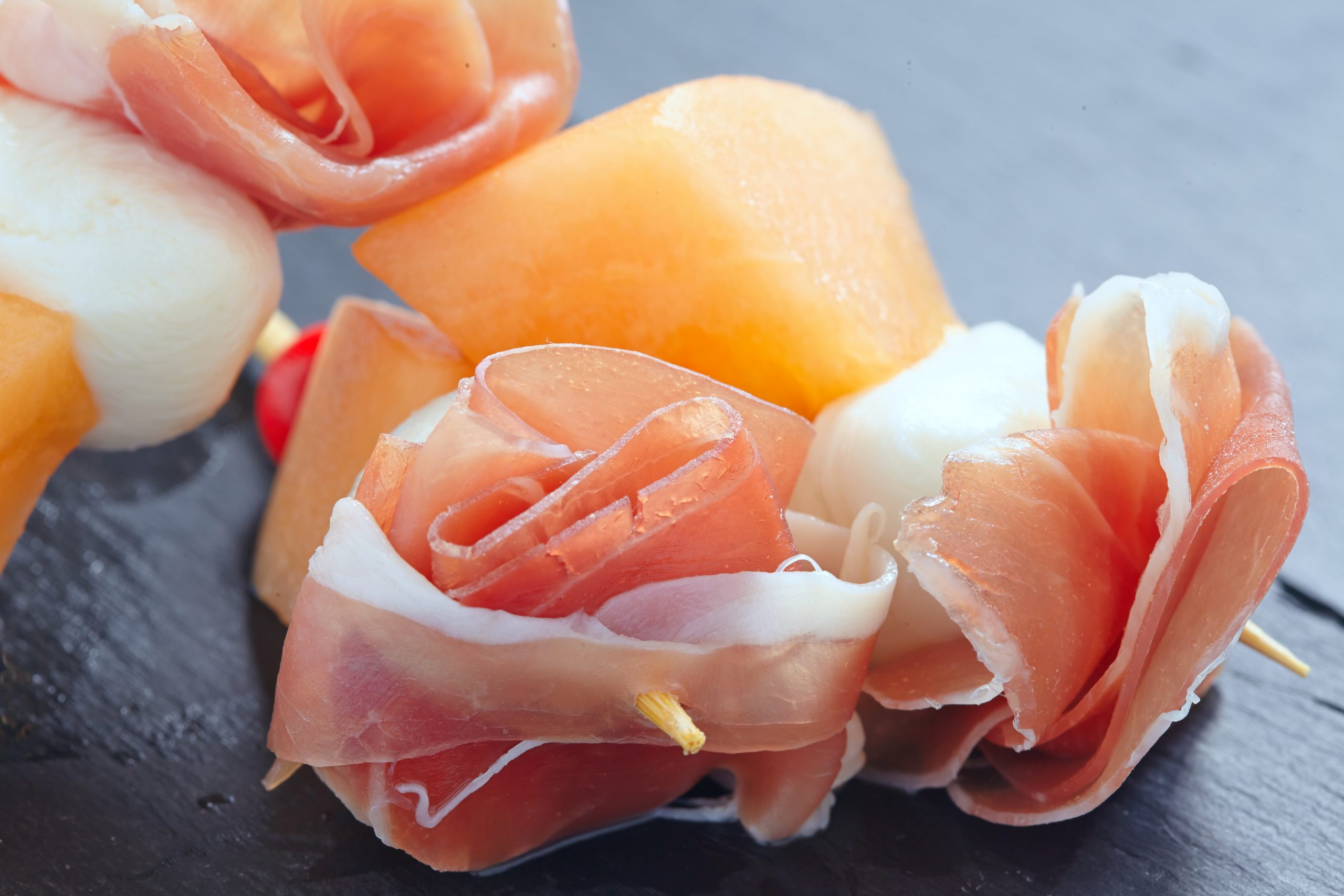 11.10. (c) Dinja sa prsutom  stock-photo-appetizer-canape-with-melon-cheese-ball-and-prosciutto-270380999
