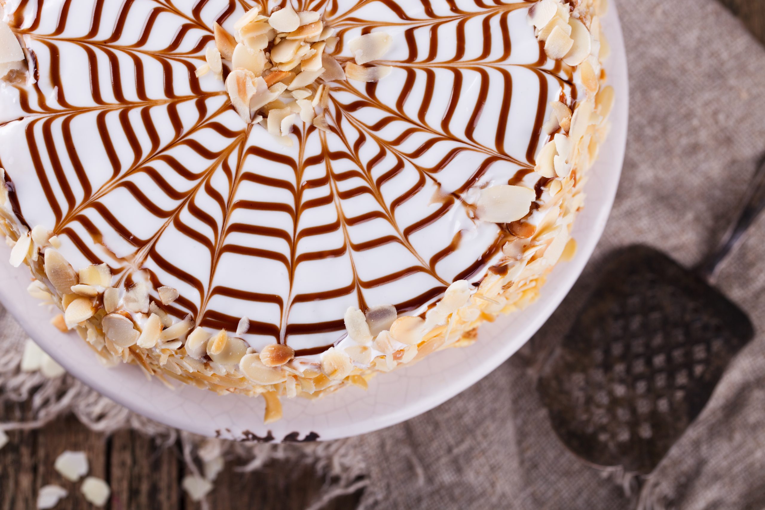 16.10. (c) Torta Esterhazi stock-photo-traditional-hungarian-esterhazy-cake-selective-focus-312423344