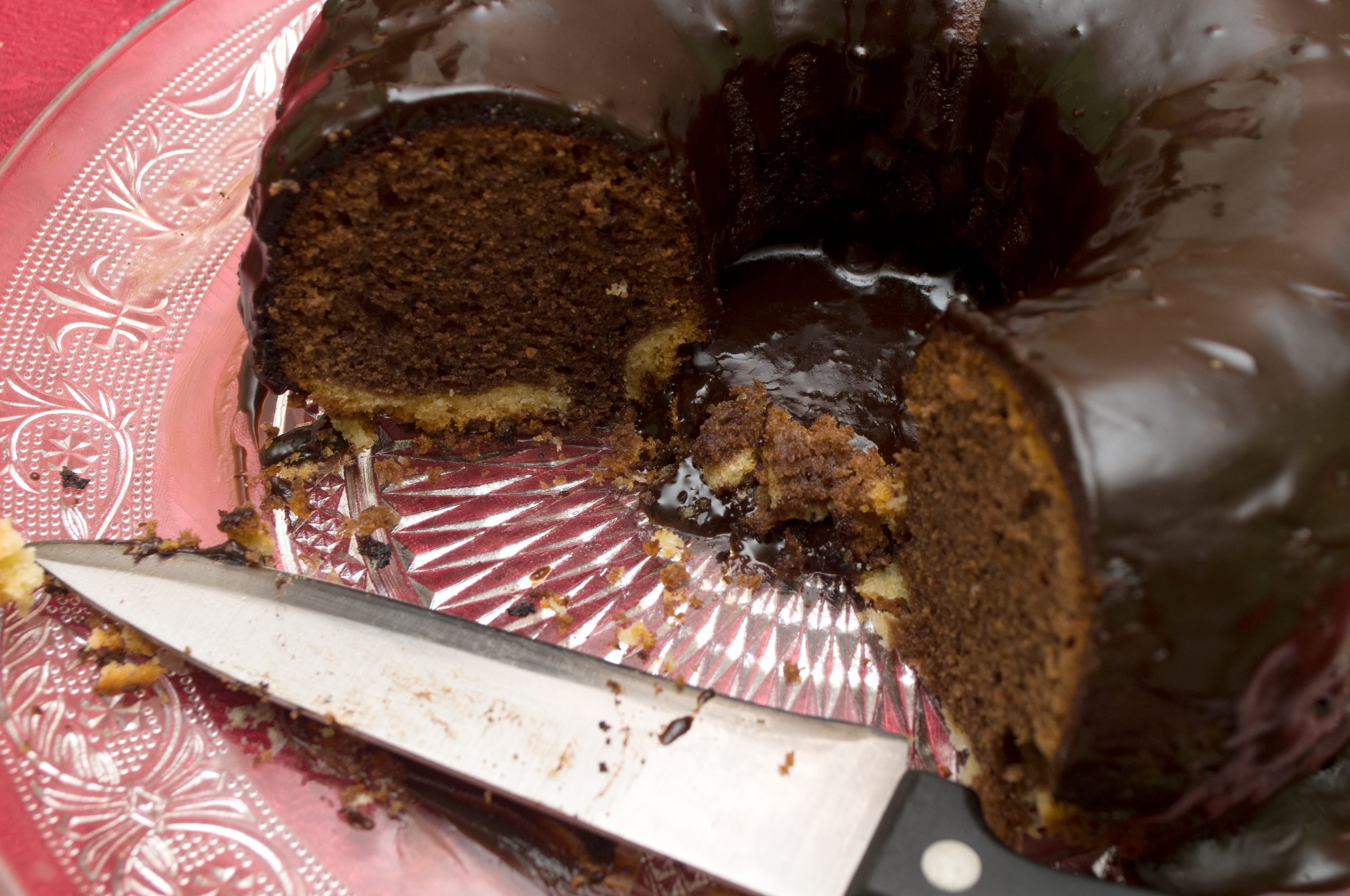 13.9. (c) Kuglof cokoladni stock-photo-chocolate-cake-kuglof-with-melted-chocolate-in-a-circle-596082389 majstor amater