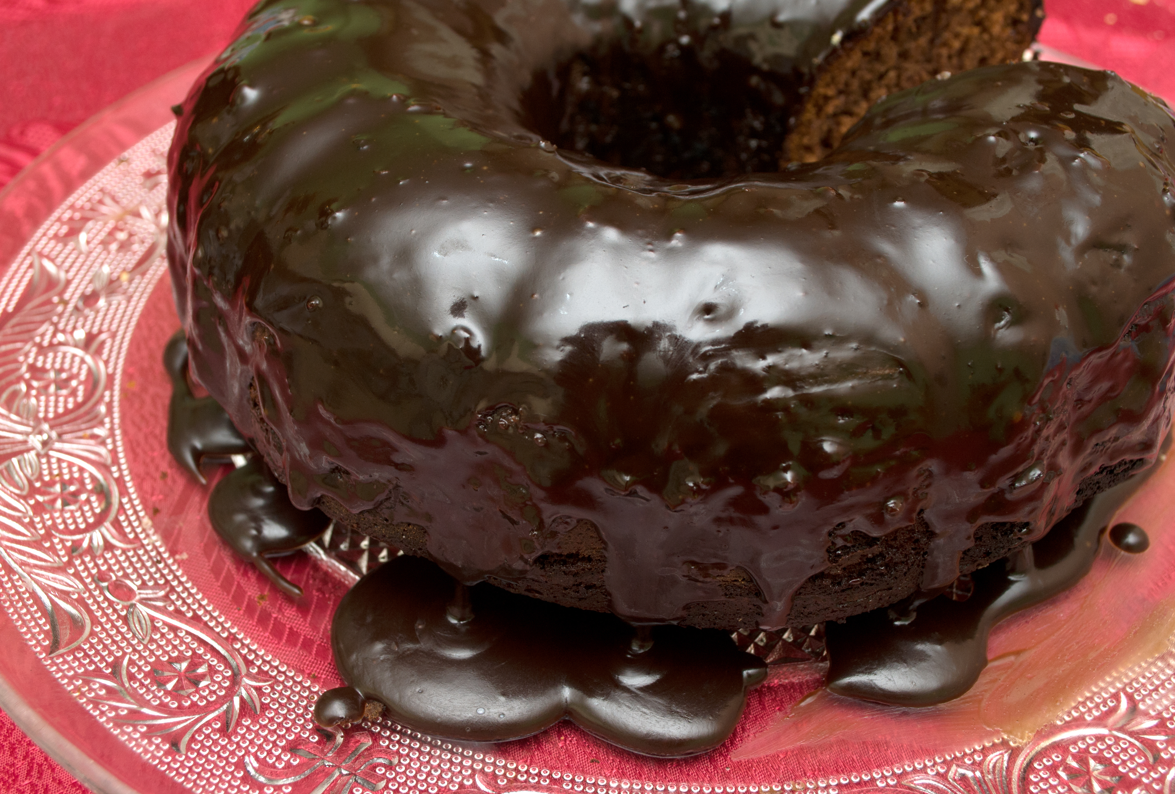 13.9. (a) Kuglof cokoladni stock-photo-chocolate-cake-kuglof-with-melted-chocolate-in-a-circle-596082326 majstor amater