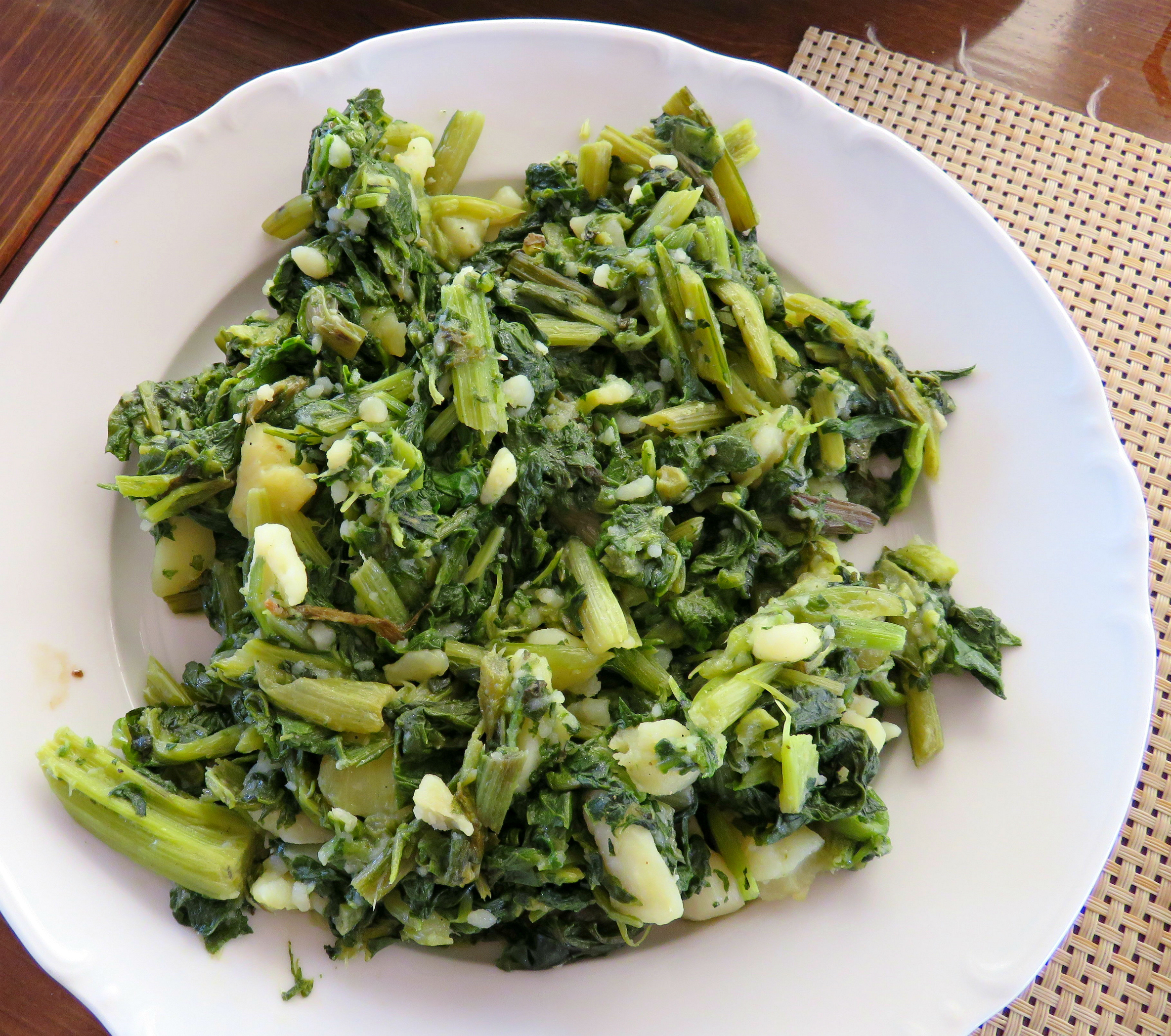19.7.21. (b) Dalmatinsko varivo stock-photo--blitva-is-a-traditional-croatian-side-dish-of-cooked-chard-and-potato-with-olive-oil-and-garlic-1390802042
