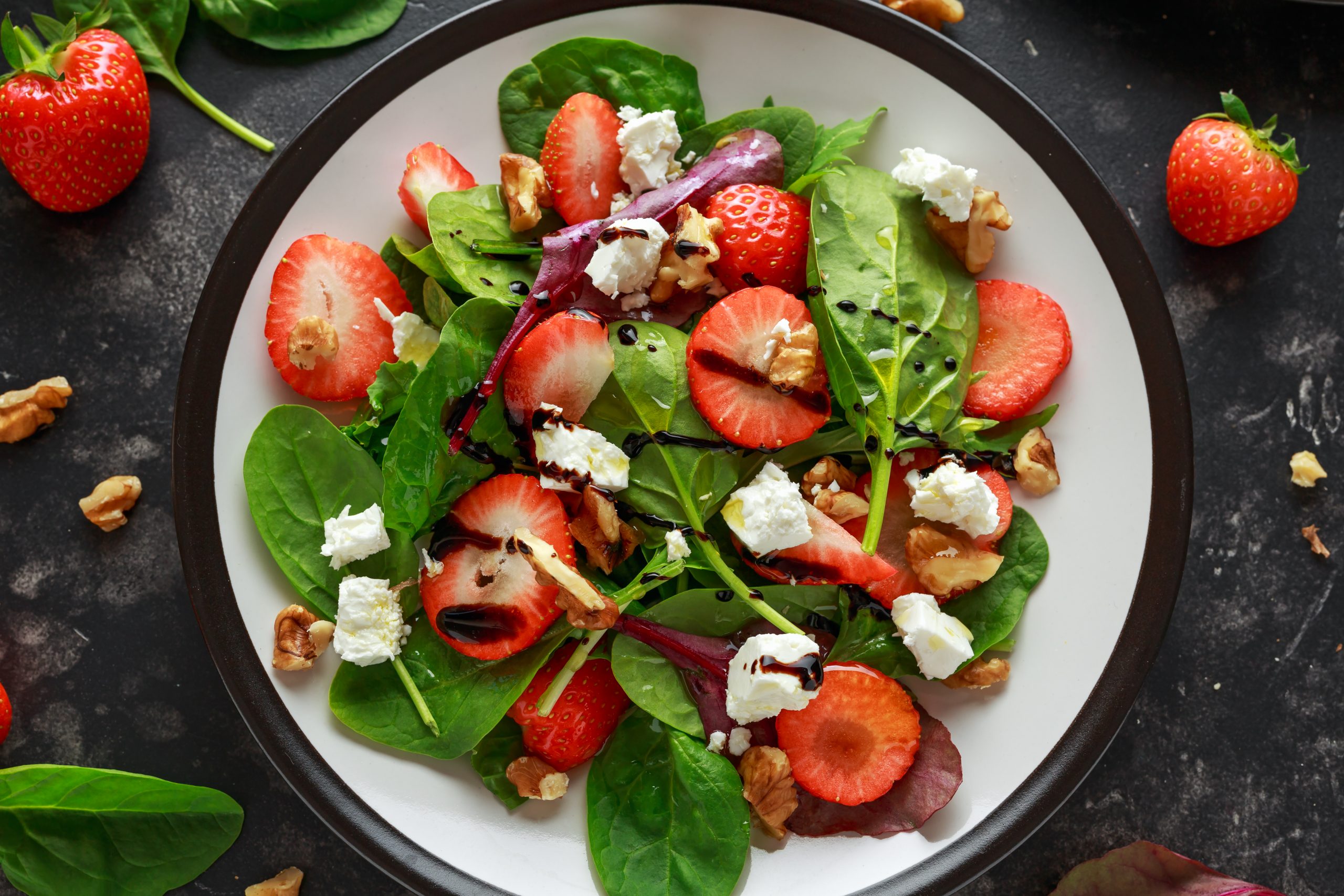 23.7.21. (b) Salata sa bebi spinatom, jagodama i haloumi sirom (3)shutterstock 1089458873