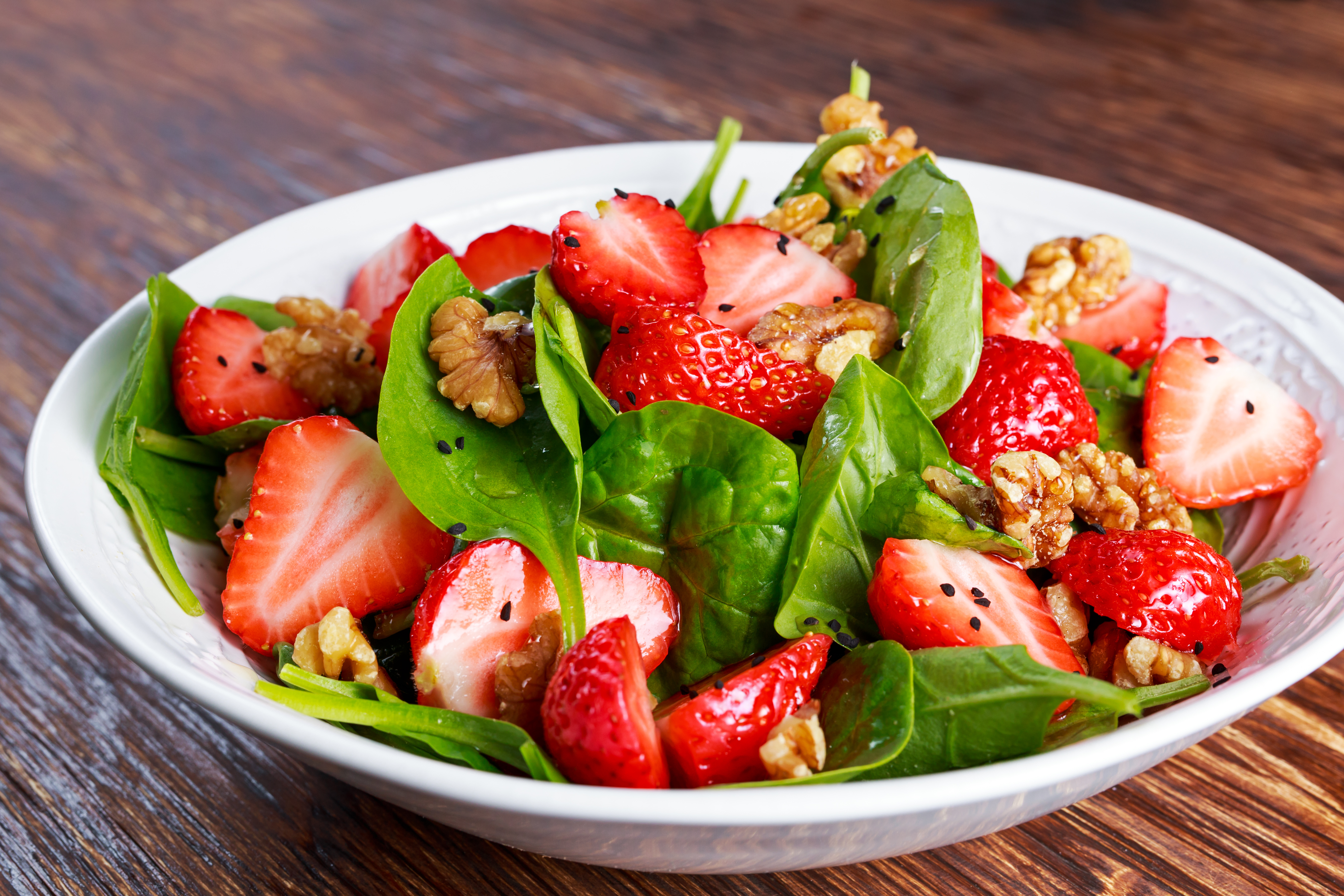 23.7.21. (a) Salata sa bebi spinatom, jagodama i haloumi sirom (2) shutterstock 442886038