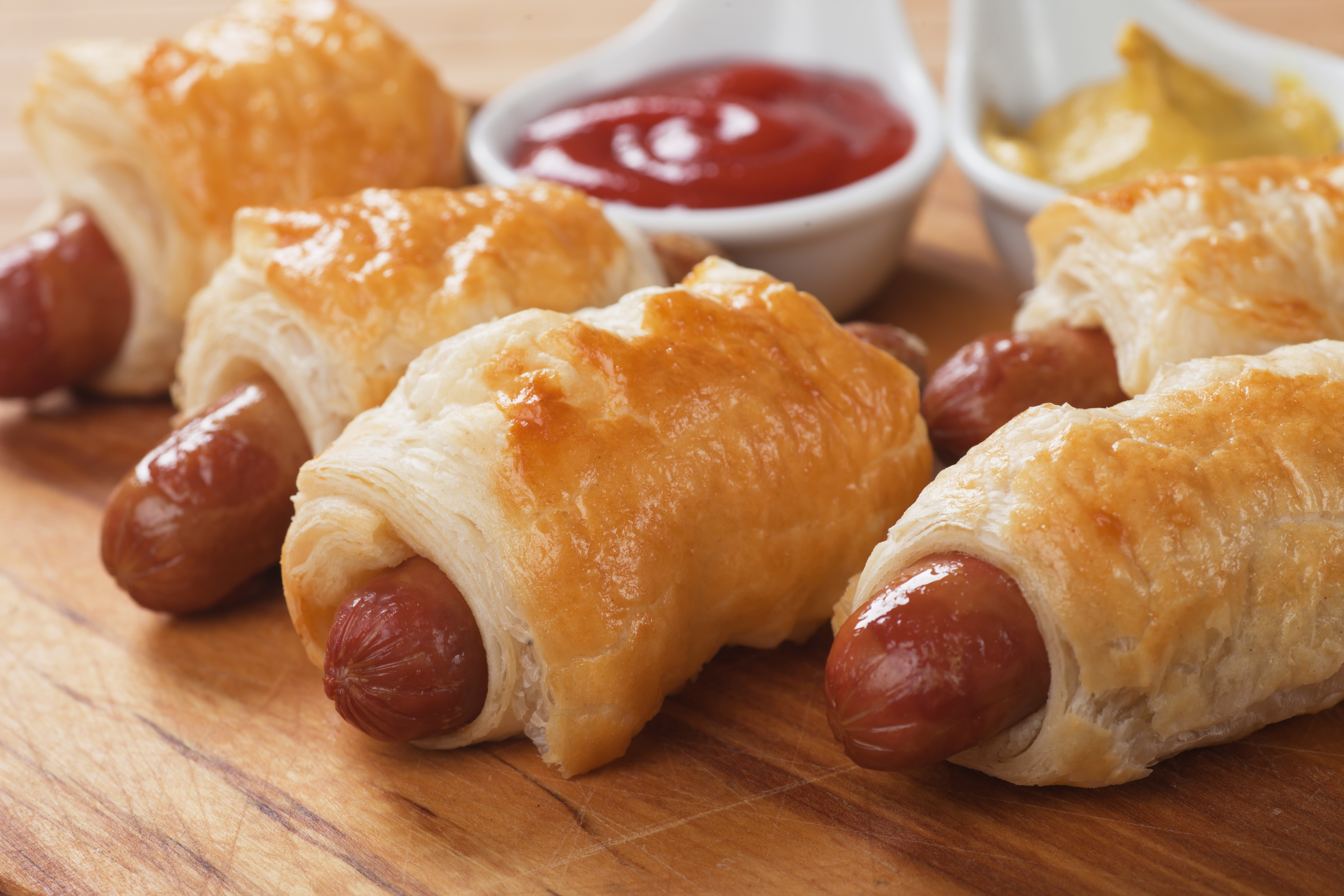 Majstor amater 14.6.21. (a) rol virsla stock-photo-pigs-in-blanket-sausage-rolls-with-ketchup-and-mustard-224995084