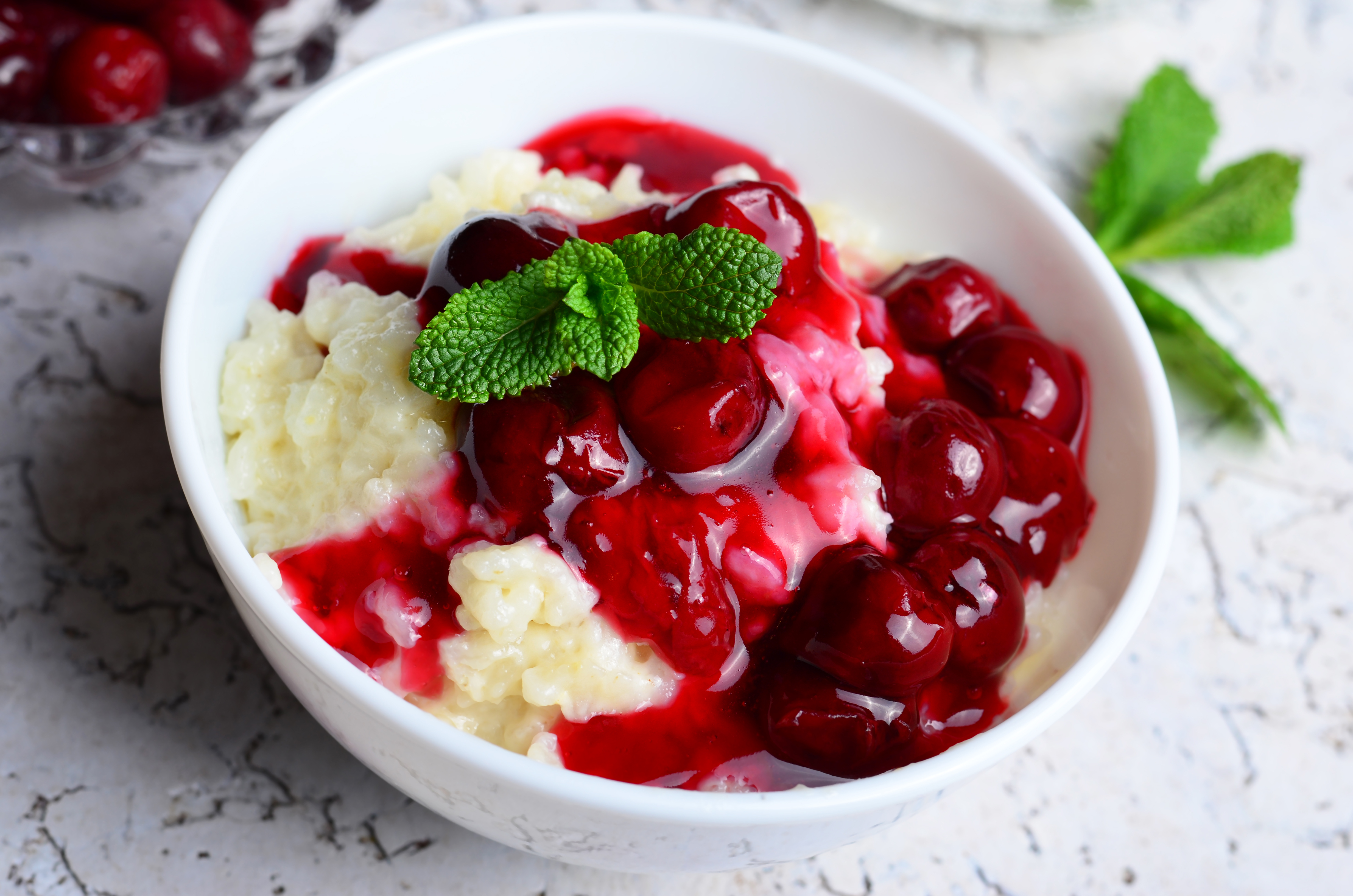 Majstor amater 18.6.21. (a) sos od visanja stock-photo-rice-pudding-with-cherry-sauce-on-white-background-369821576