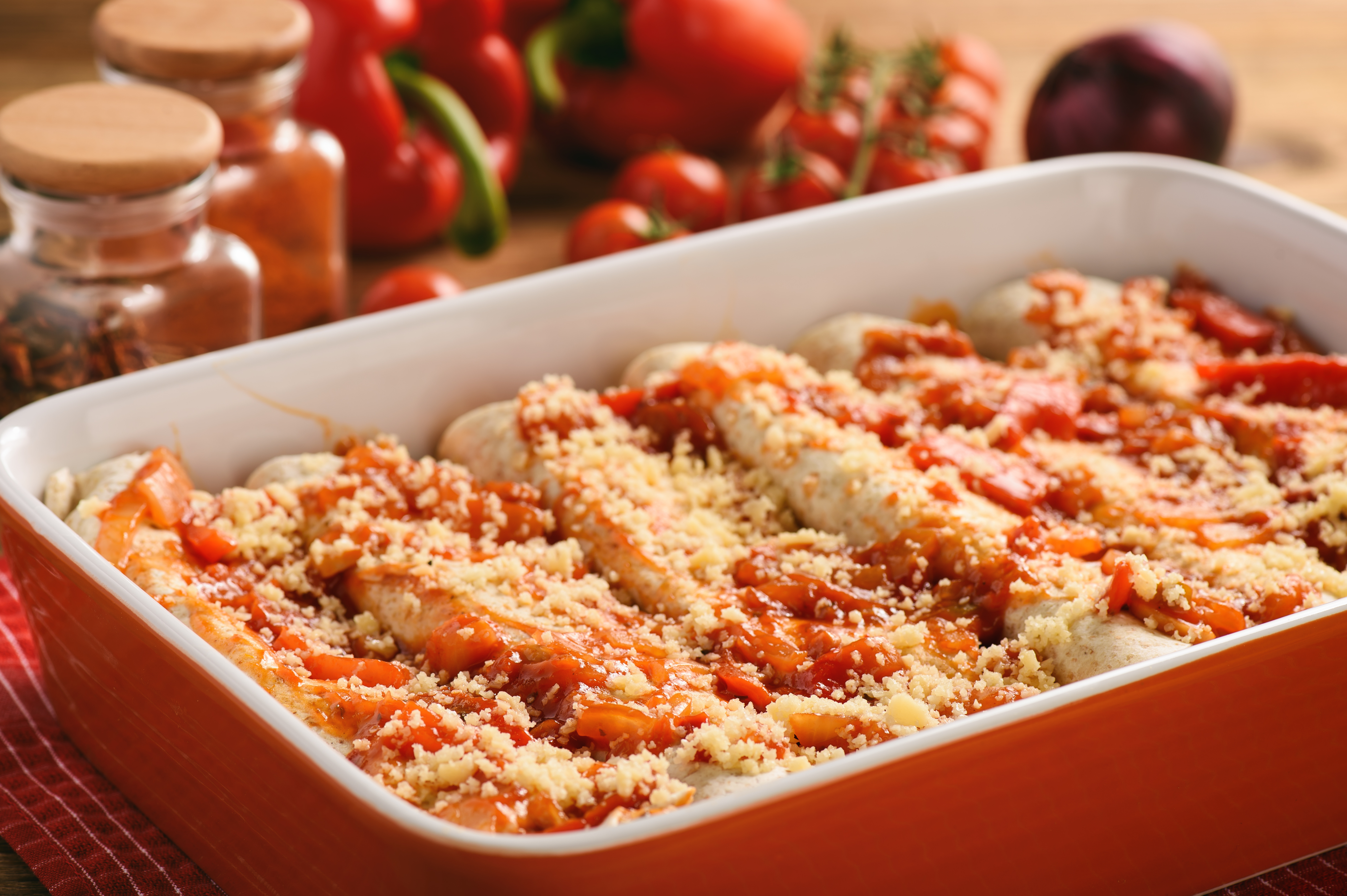 Zapečene tortilje punjene piletinom i sirom, Enčilada, Meksička kuhinja Foto: Shutterstock