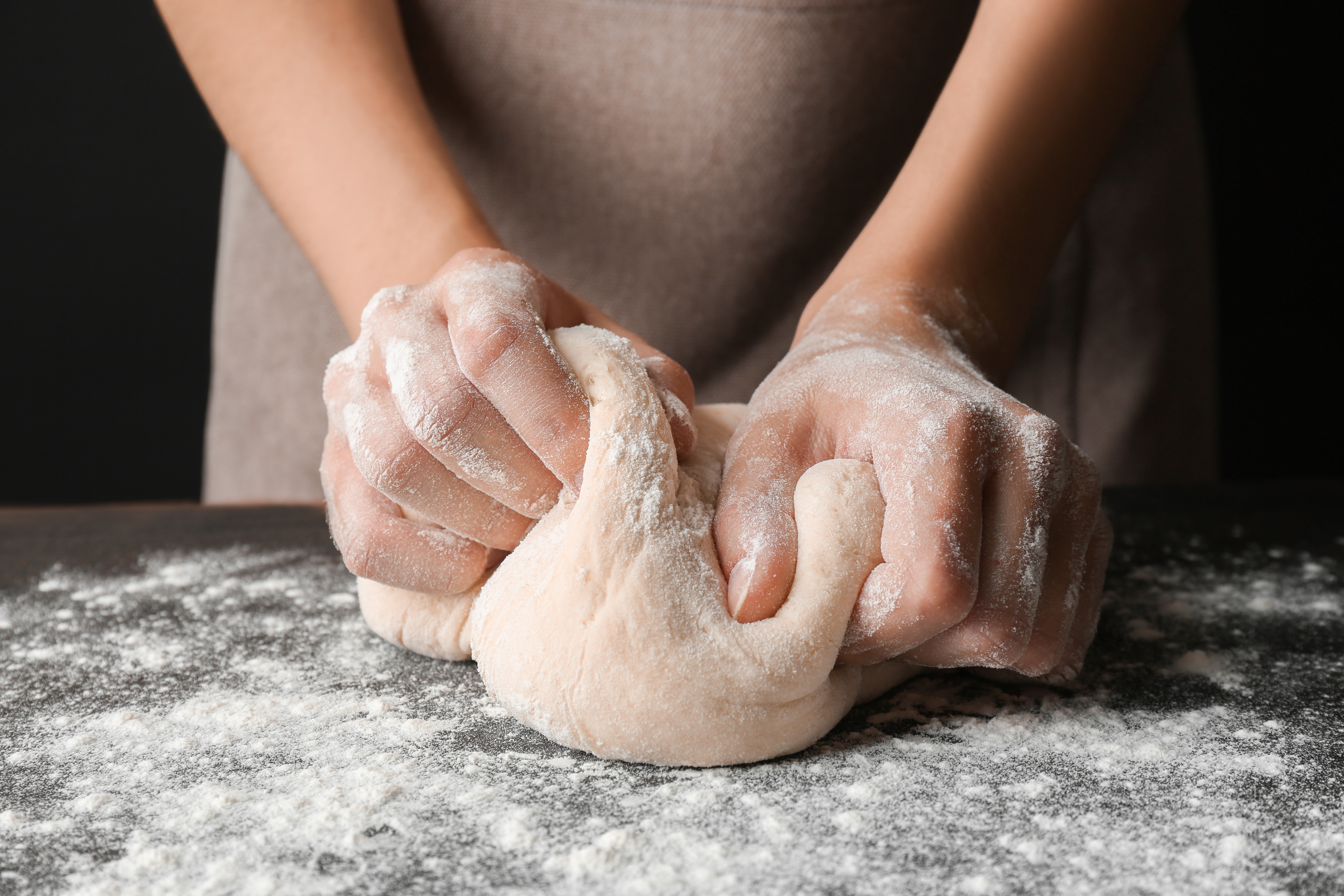 Testo, mešenje testa, ruke Foto: Shutterstock