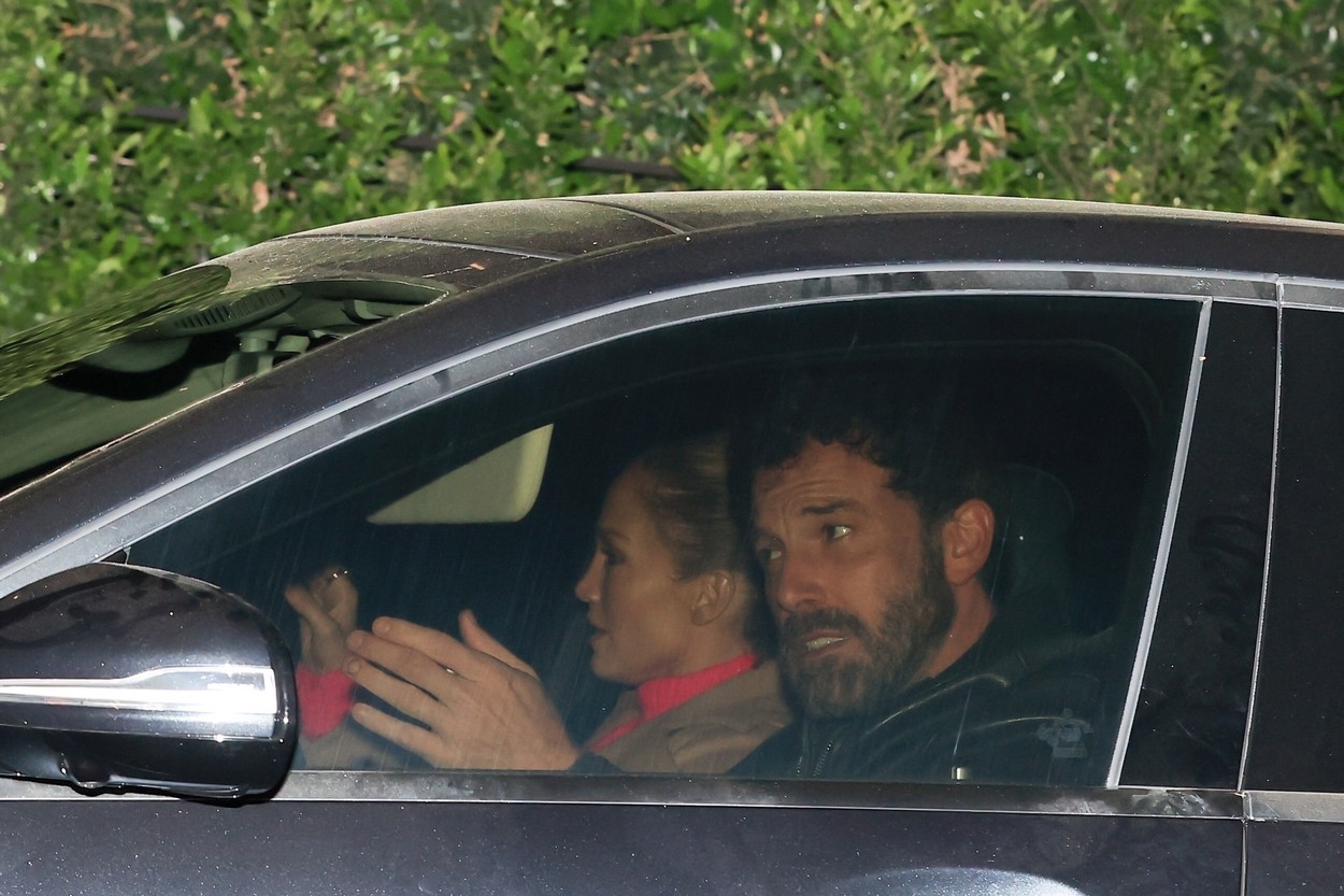*PREMIUM-EXCLUSIVE* Jennifer Lopez and Ben Affleck confirm their relationship status with PDA while on a dinner date! **WEB EMBARGO UNTIL Thursday, JUNE 3, 2021 at 3:00 PM EDT**