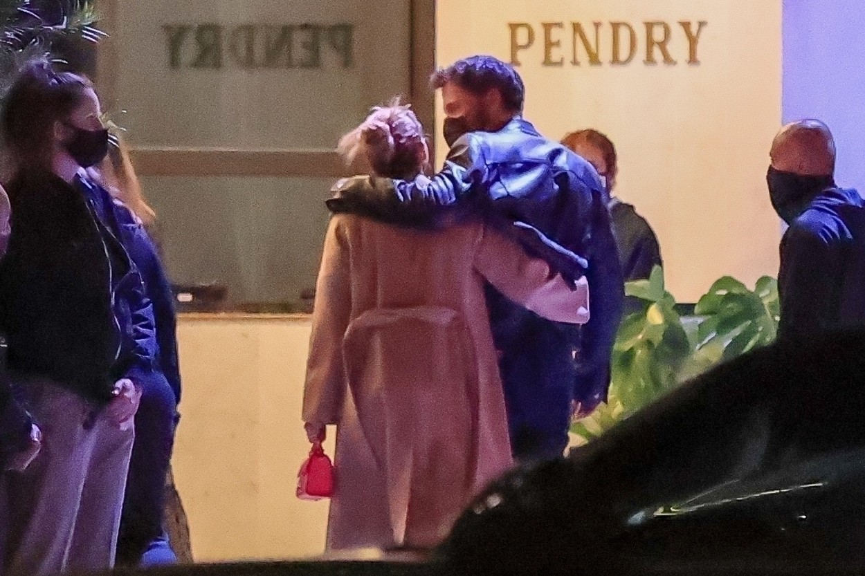 *PREMIUM-EXCLUSIVE* Jennifer Lopez and Ben Affleck confirm their relationship status with PDA while on a dinner date! **WEB EMBARGO UNTIL Thursday, JUNE 3, 2021 at 3:00 PM EDT**