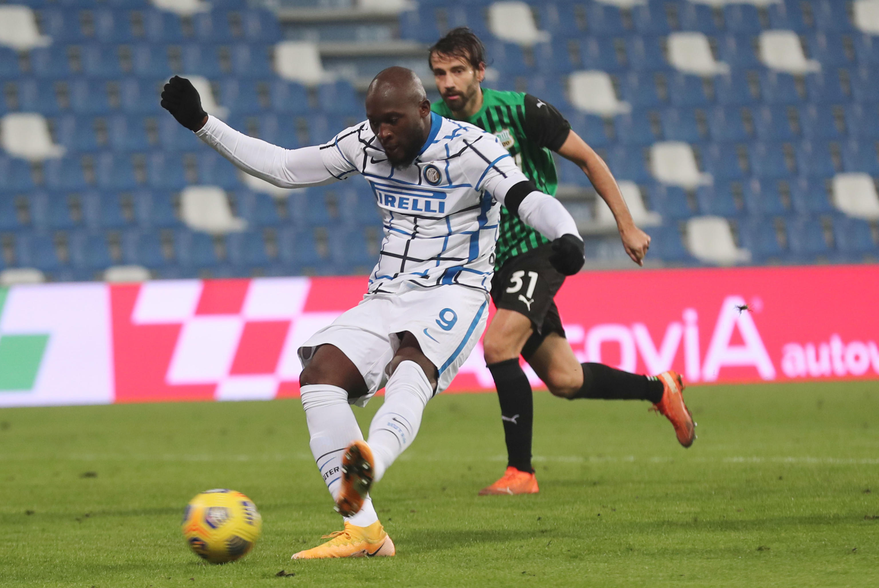 epa08849187 Inter's  Romelu Lukaku  in action during the Italian Serie A soccer match US Sassuolo vs FC Inter at Mapei Stadium in Reggio Emilia, Italy, 28 November 2020.  EPA-EFE/SERENA CAMPANINI